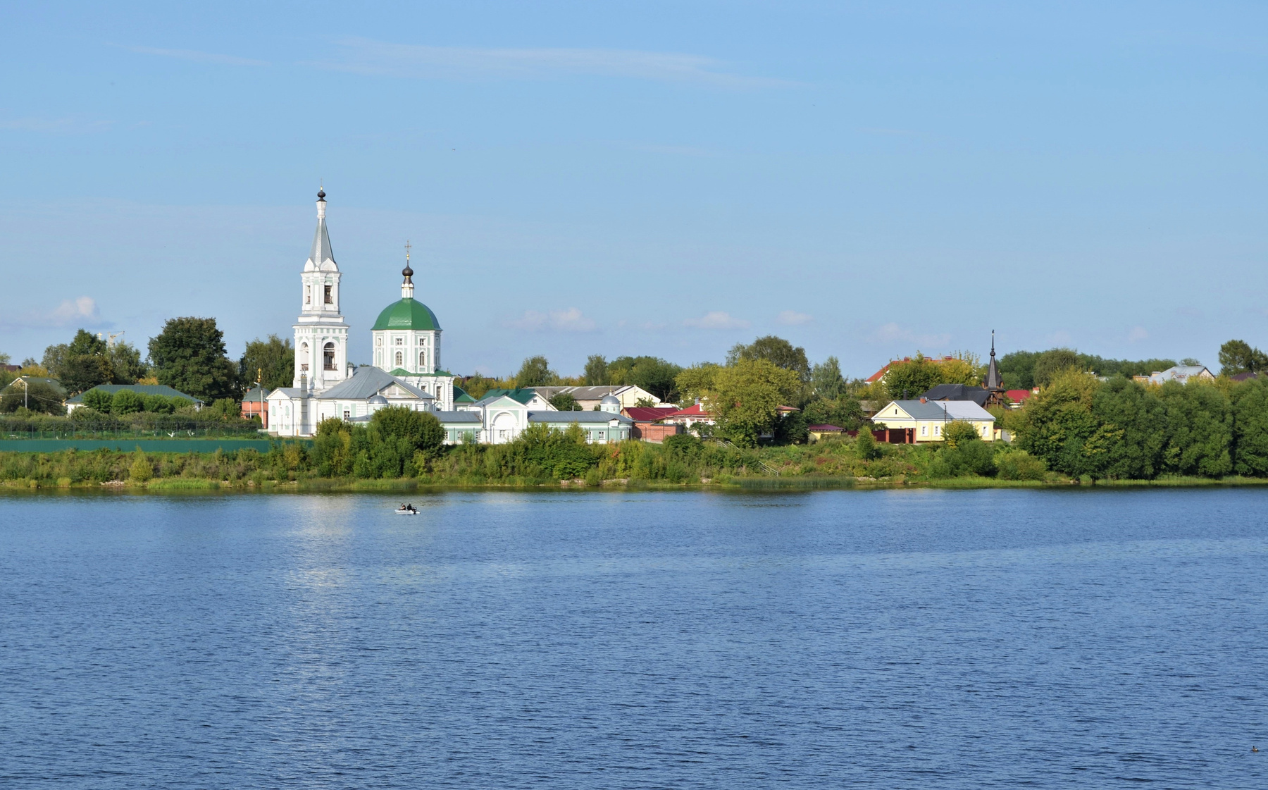 Тверь... Вид на Свято-Екатерининский монастырь.... Тверь город река Волга храм красота путешествие пейзаж