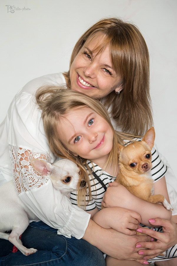 семейный портрет улыбка семья девочка дочь мама собака чихуахуа