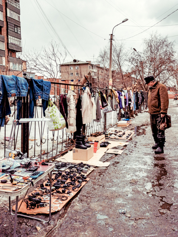 Из серии «Базарный день» Россия 2021 рынок базар покупки торговля стрит фото улица наблюдения жизнь шоппинг мужчина старое старье барахолка весна слякоть вещи лужи