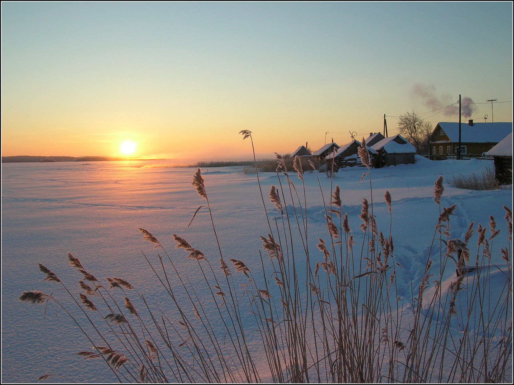 Новый день Карелия зима Онежское озеро солнце снег деревня Кажма