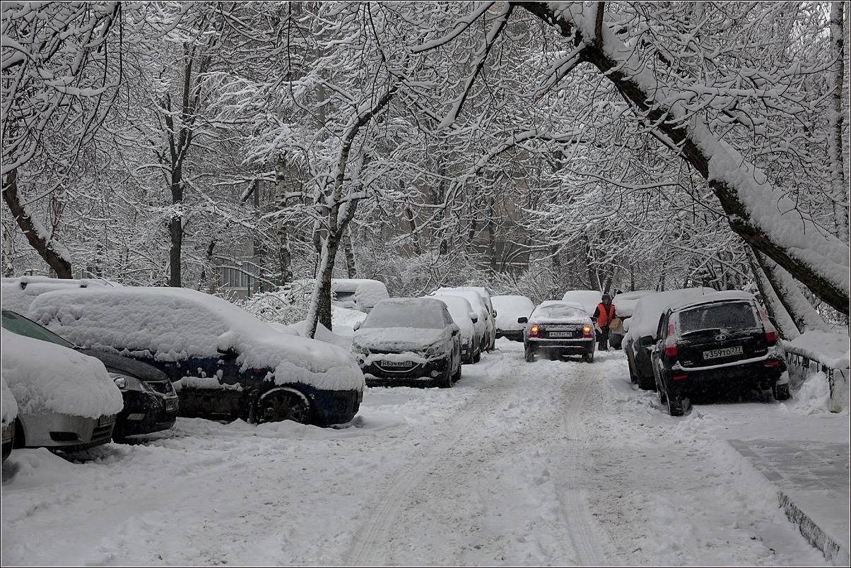 А снег идет (2) ... Москва Ферганский проезд двор дома авто снег