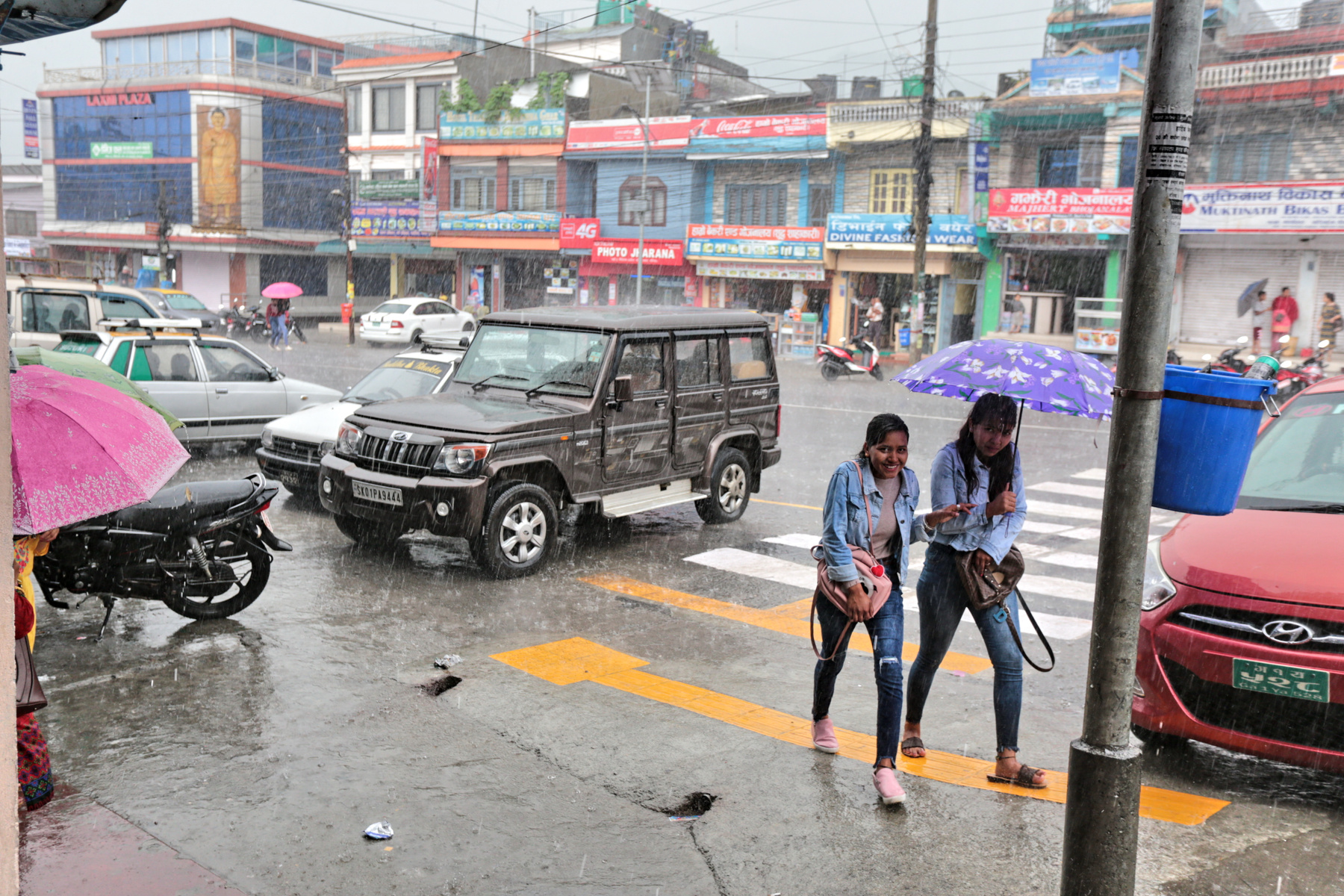 Дождь в Покхаре Непал Покхара город улица дождь