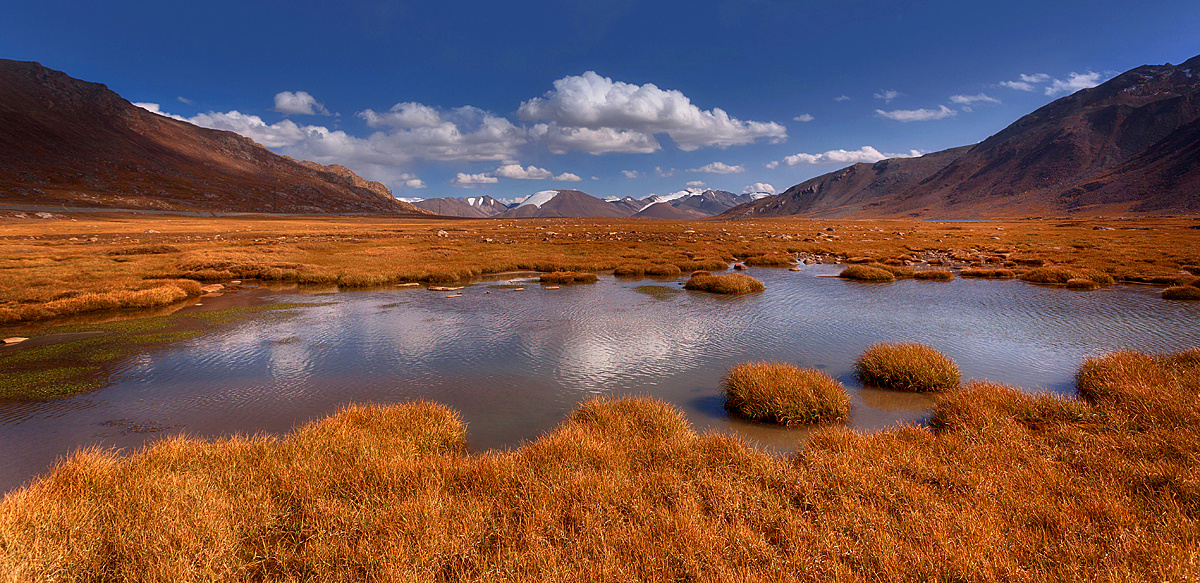 Осень на высокогорье Киргизия моренное озеро облака