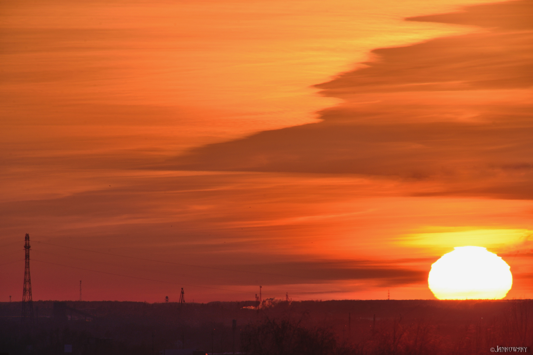 ПЕКЛО 31.03.21 омск горизонт затон кран радар солнце закат оранжевое небо пекло