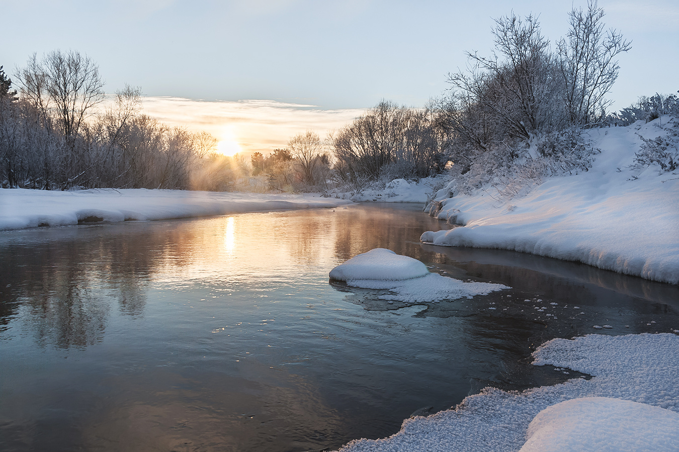 На речке зимой. речка зима солнце вода снег берега кустарник островок ива