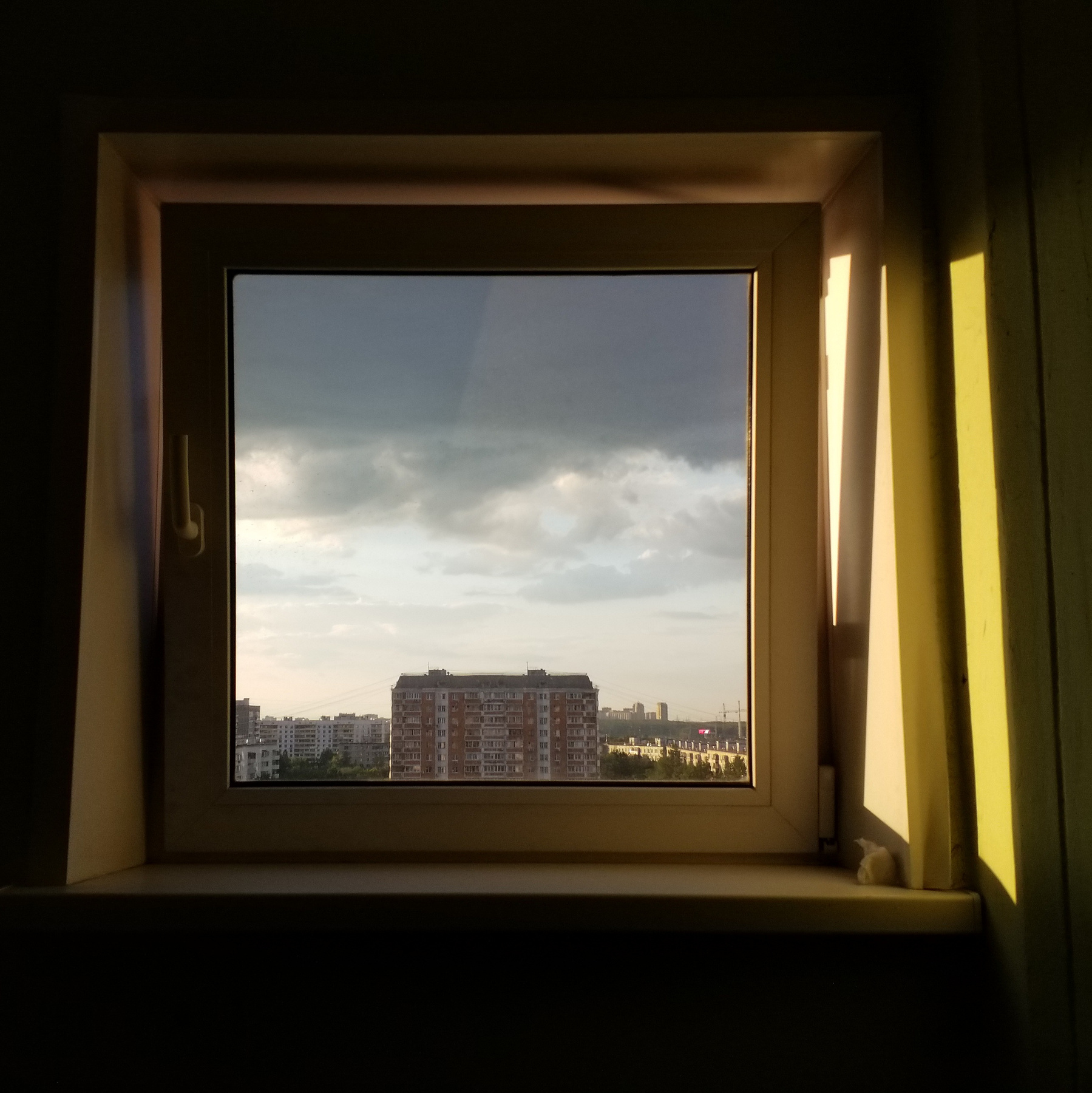 картина дня в оконной раме Моя Москва