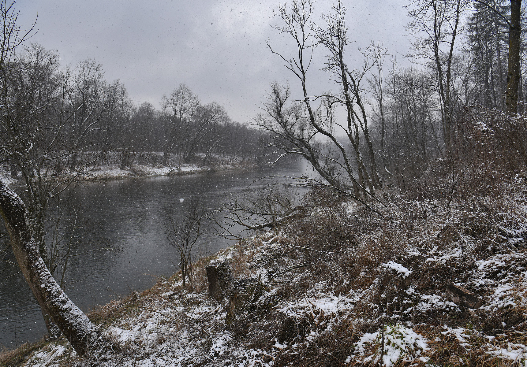 Пространство реки река непогода падающий снег