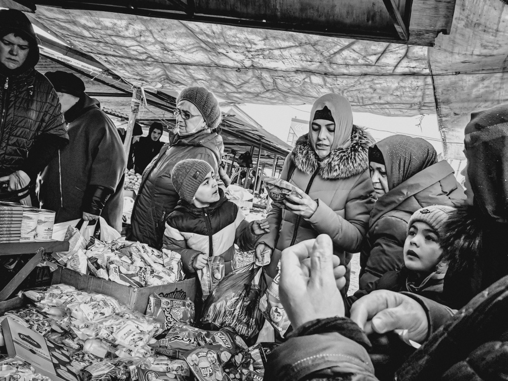 Из серии «Базарный день» рынок базар покупки Россия 2021 стрит фото улица наблюдения жизнь чипсы прилавок женщины дети выбор еда руки