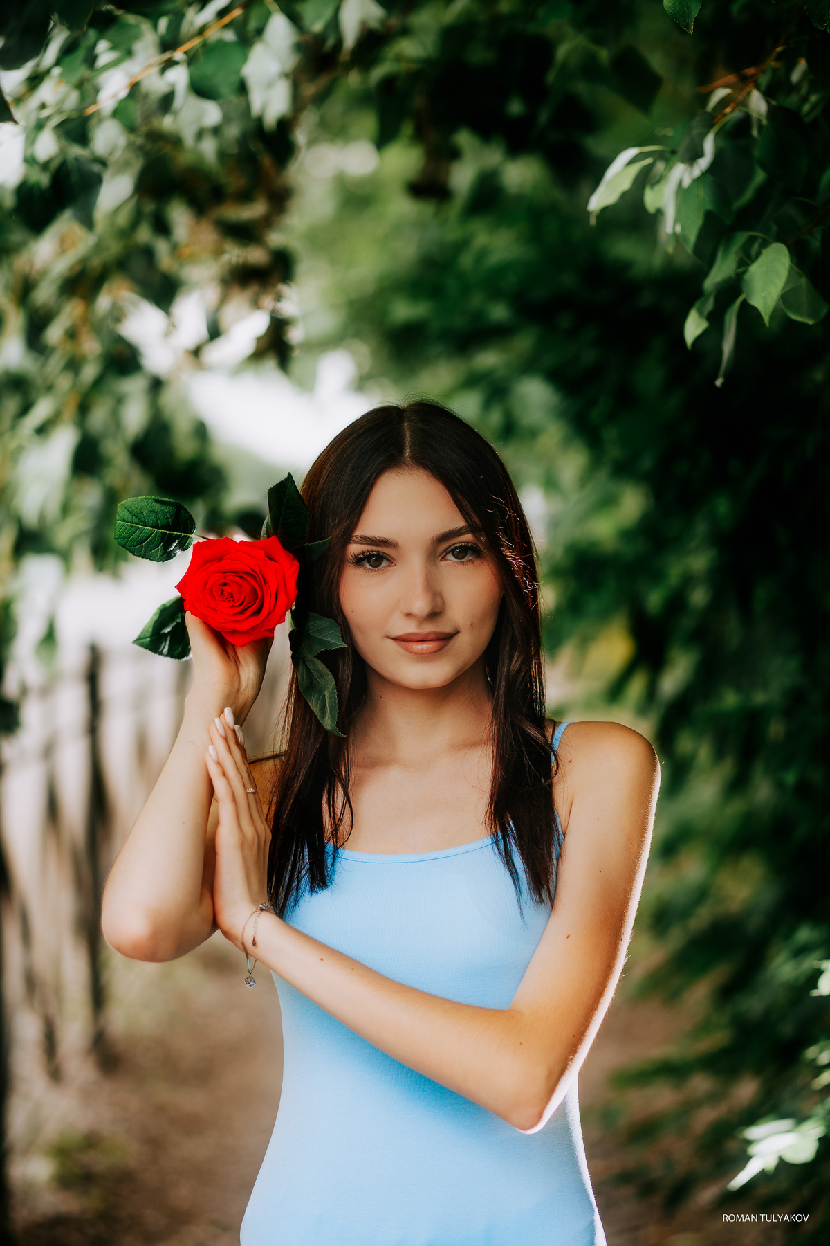Полина с красной розой 