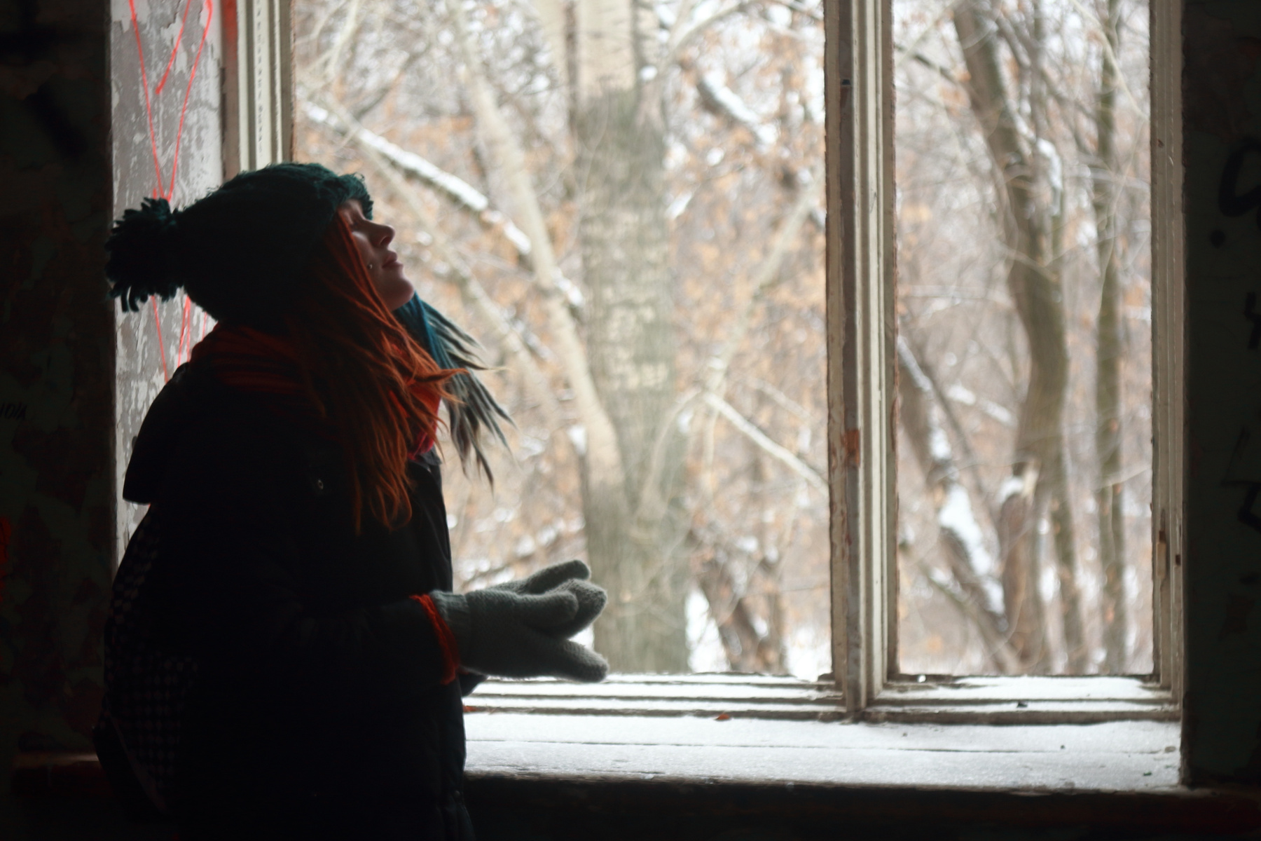 *** Портрет зима девушка красивая дредды руки варежки шапка лицо фон окно рама деревья рыжий голубой синий размытие размытость индустар