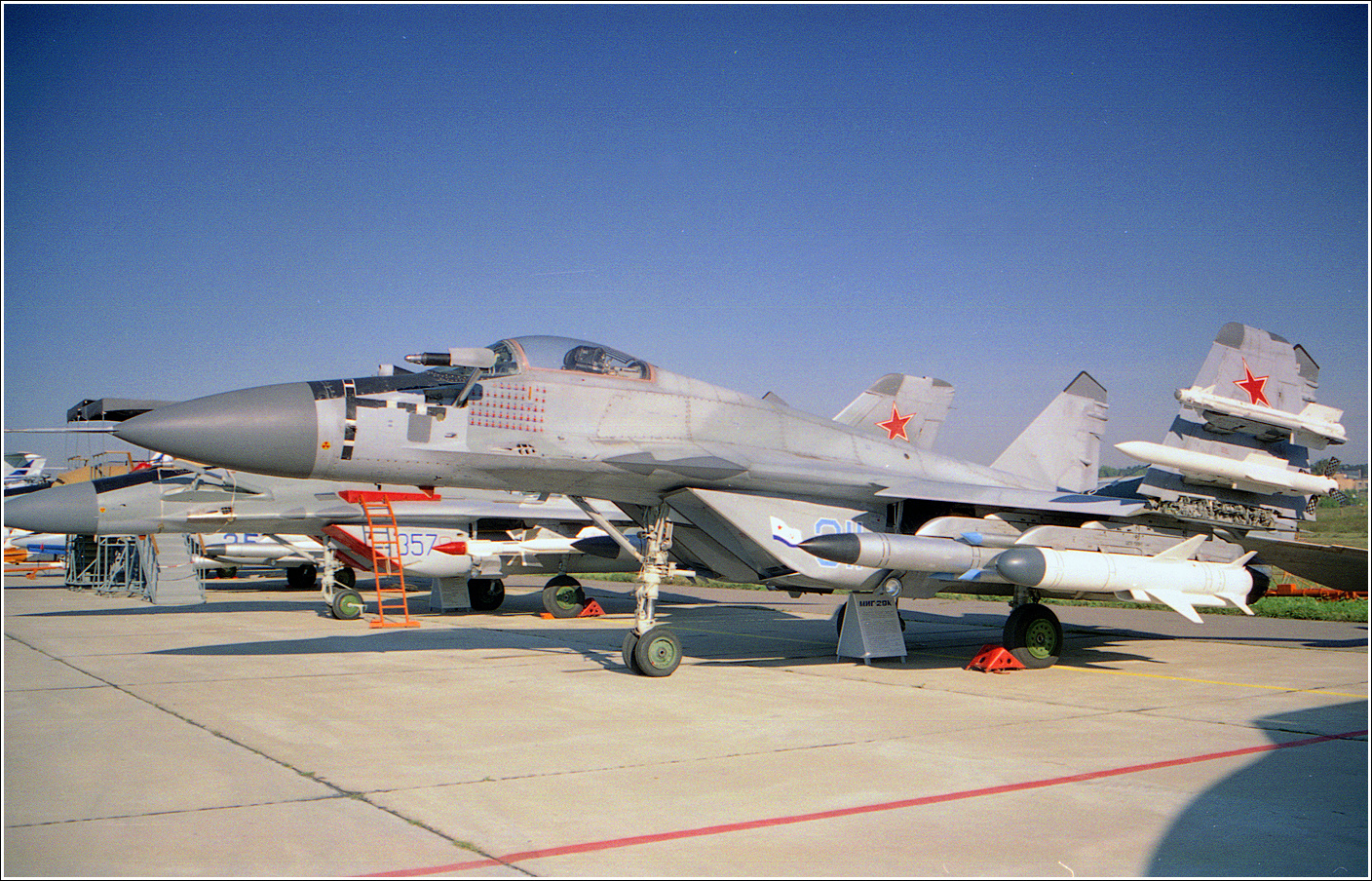 МиГ-29К, 1998 год МиГ-29К авиация самолет стоянка Жуковский 1998