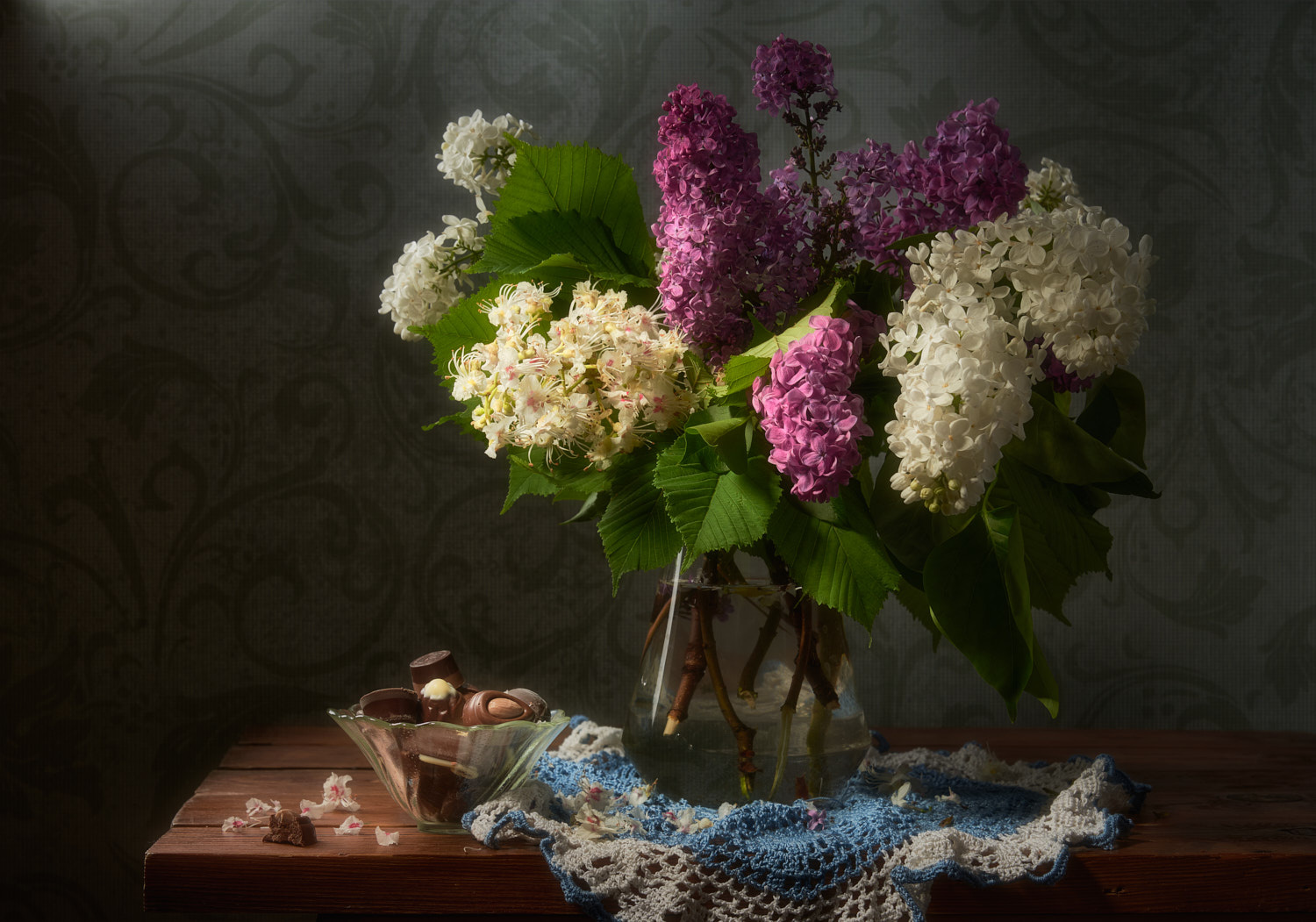 Весенние цветы натюрморт композиция постановка сцена цветы сирень каштан букет конфеты