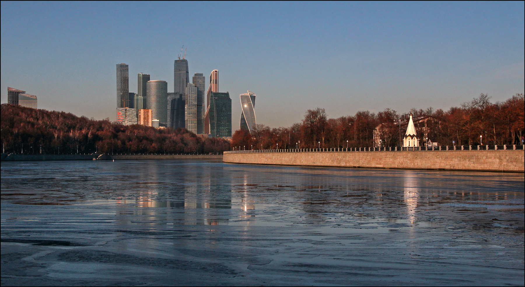 Антонимы времён... Город Москва Москва-река Первый лёд Солнечный день Сити поздняя осень скромность былого помпезность настоящего
