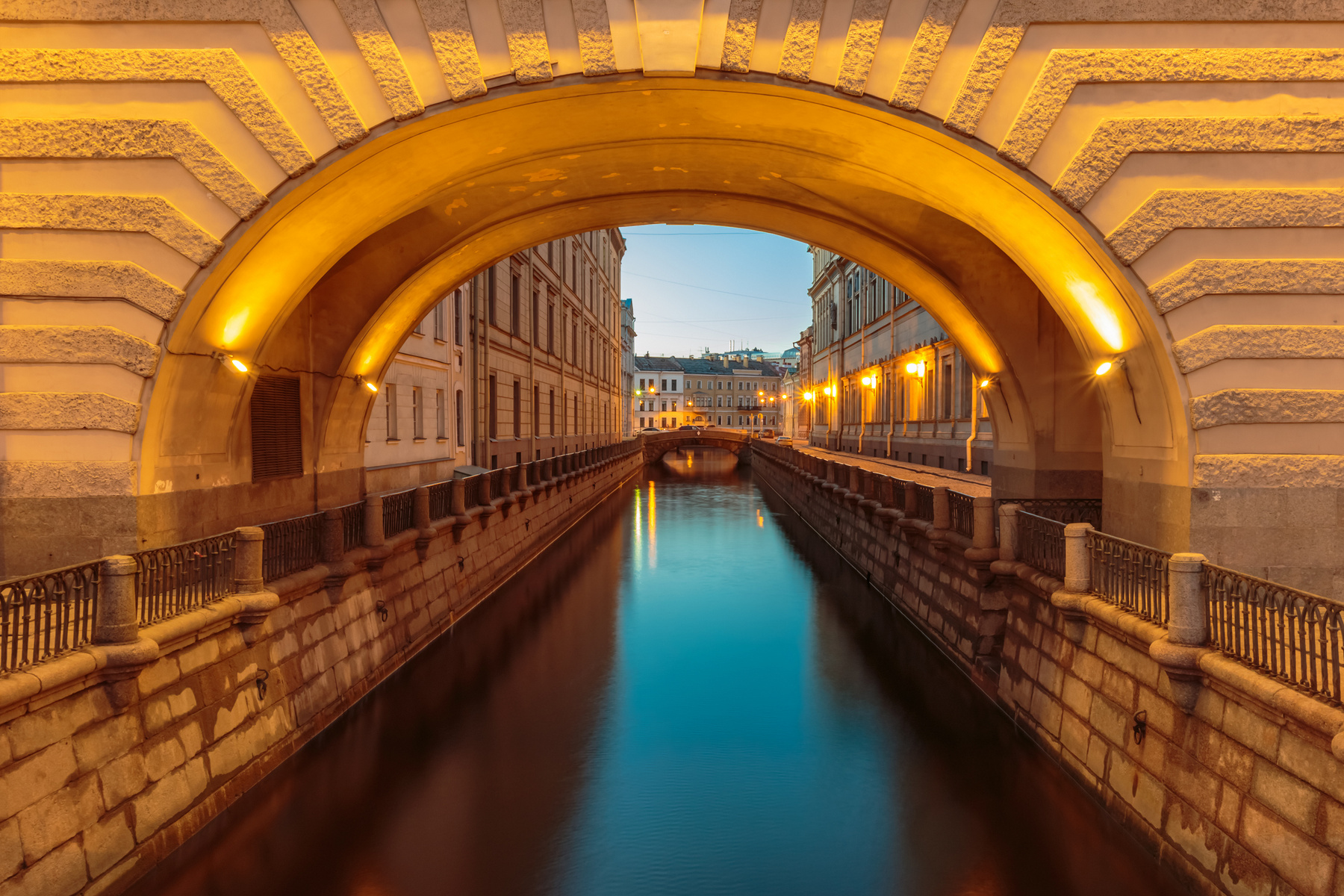 Последние минуты синего часа Санкт-Петербург утро мост Зимняя канавка вода