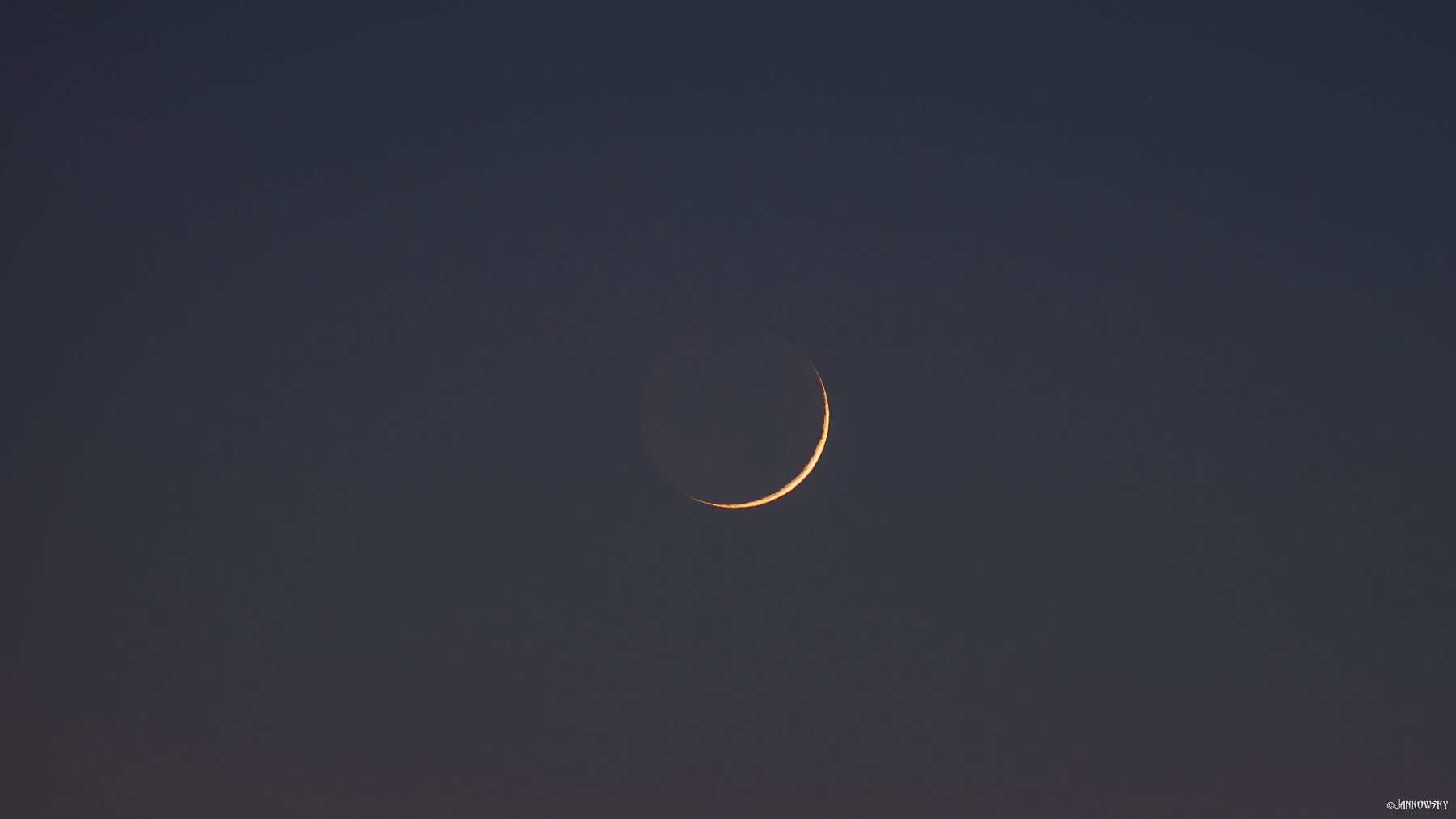 3-й Лунный день. Видимость 2% Тончайший серп на после закатном небе Canon FD 300 2.8L омск луна Лунный день