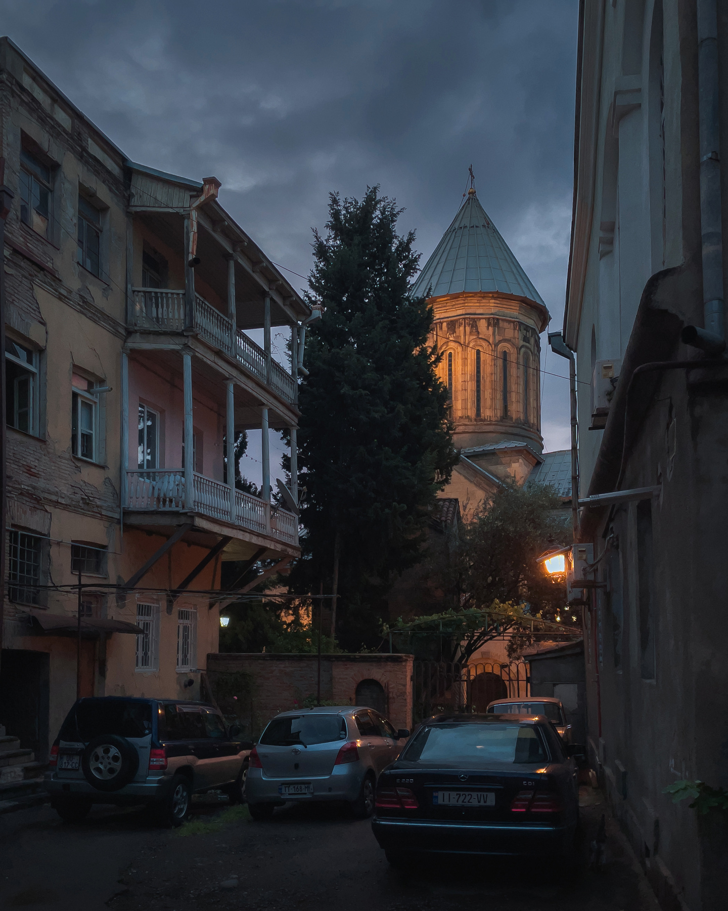 Окна во двор Тбилиси Грузия путешествие архитектура город городской пейзаж уличная фотография iphone 12 pro двор церковь ночь