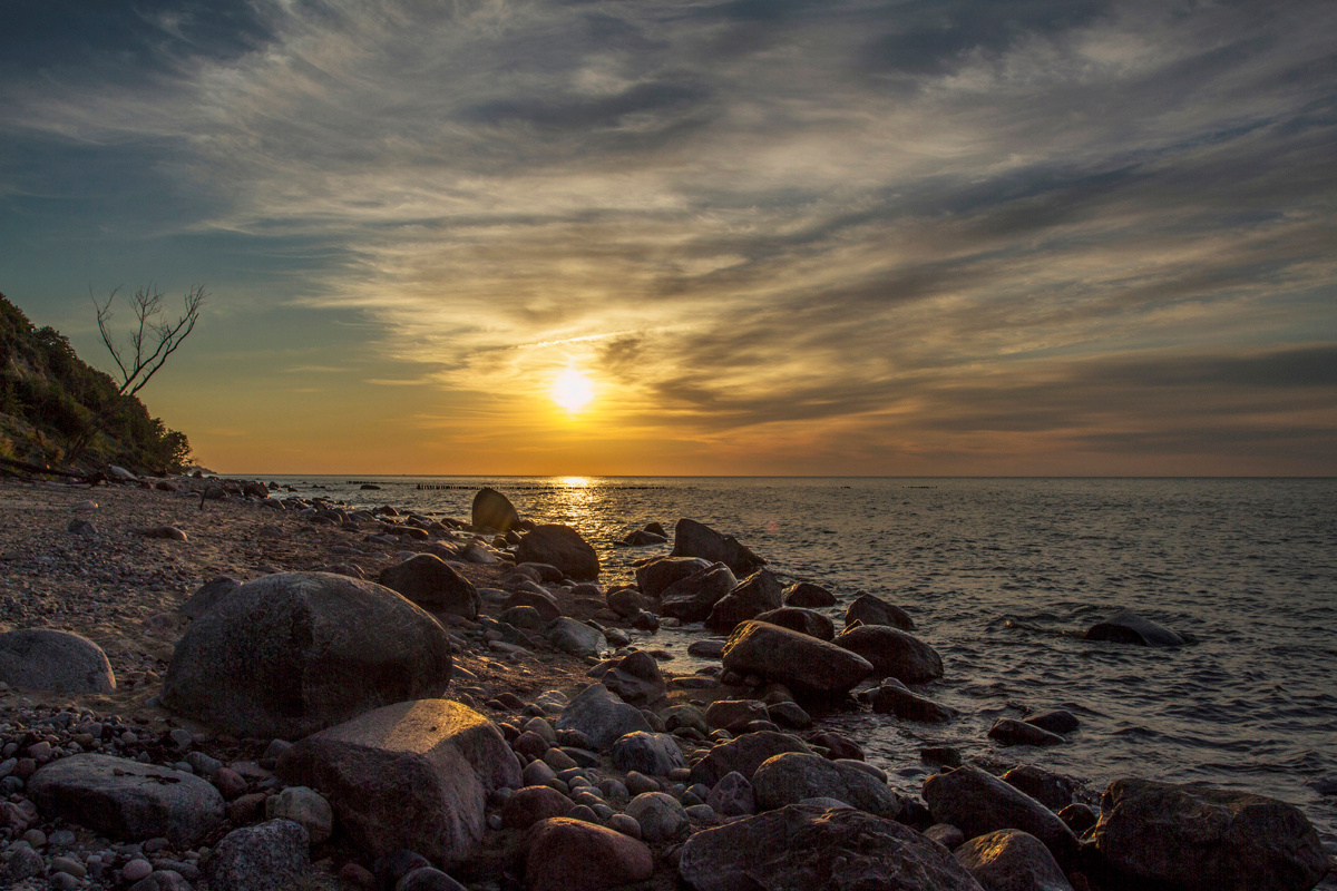 Балтийский пейзаж Калининградская область море камни песок.волны солнце