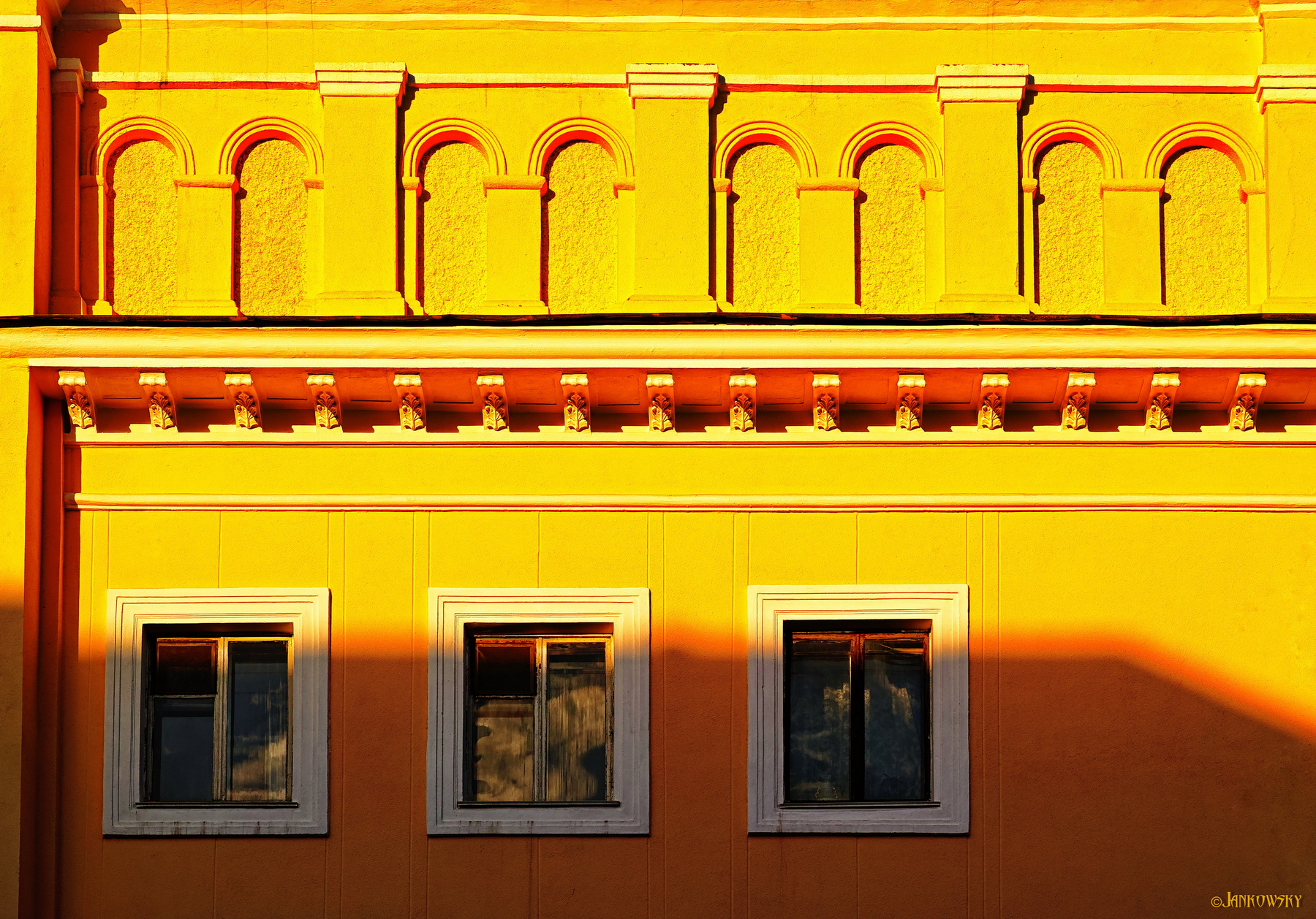 Эстетега омских фрагментов 7.06.20 омск фрагмент старый дом желтый арки три окна foveon sigma dp3 Quattro