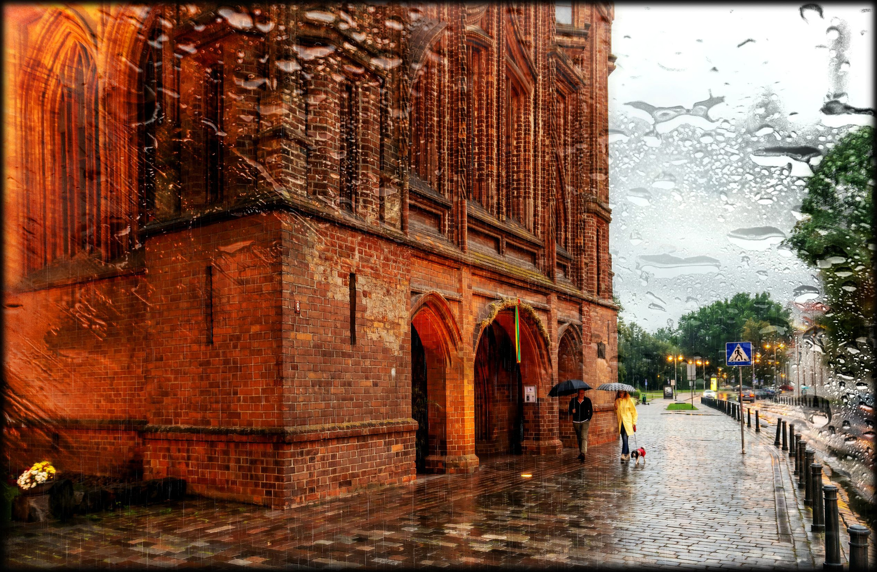 Walking in the rain Старый город Вильнюс дождь