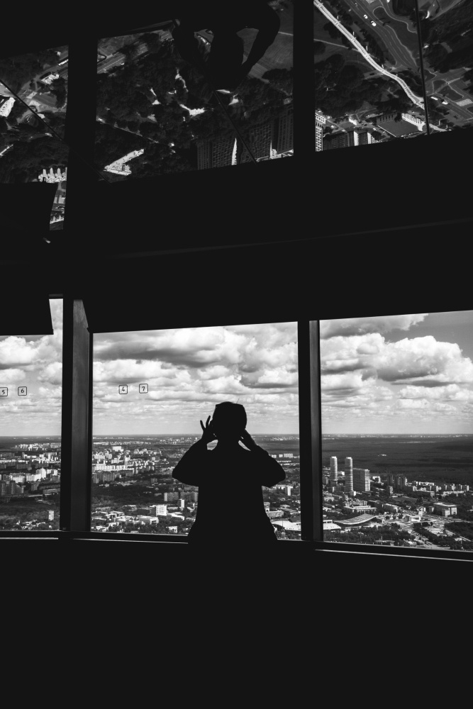 Из серии «Фото на память» город смартфон телефон фотография съемка Россия отражения облака женщина высота