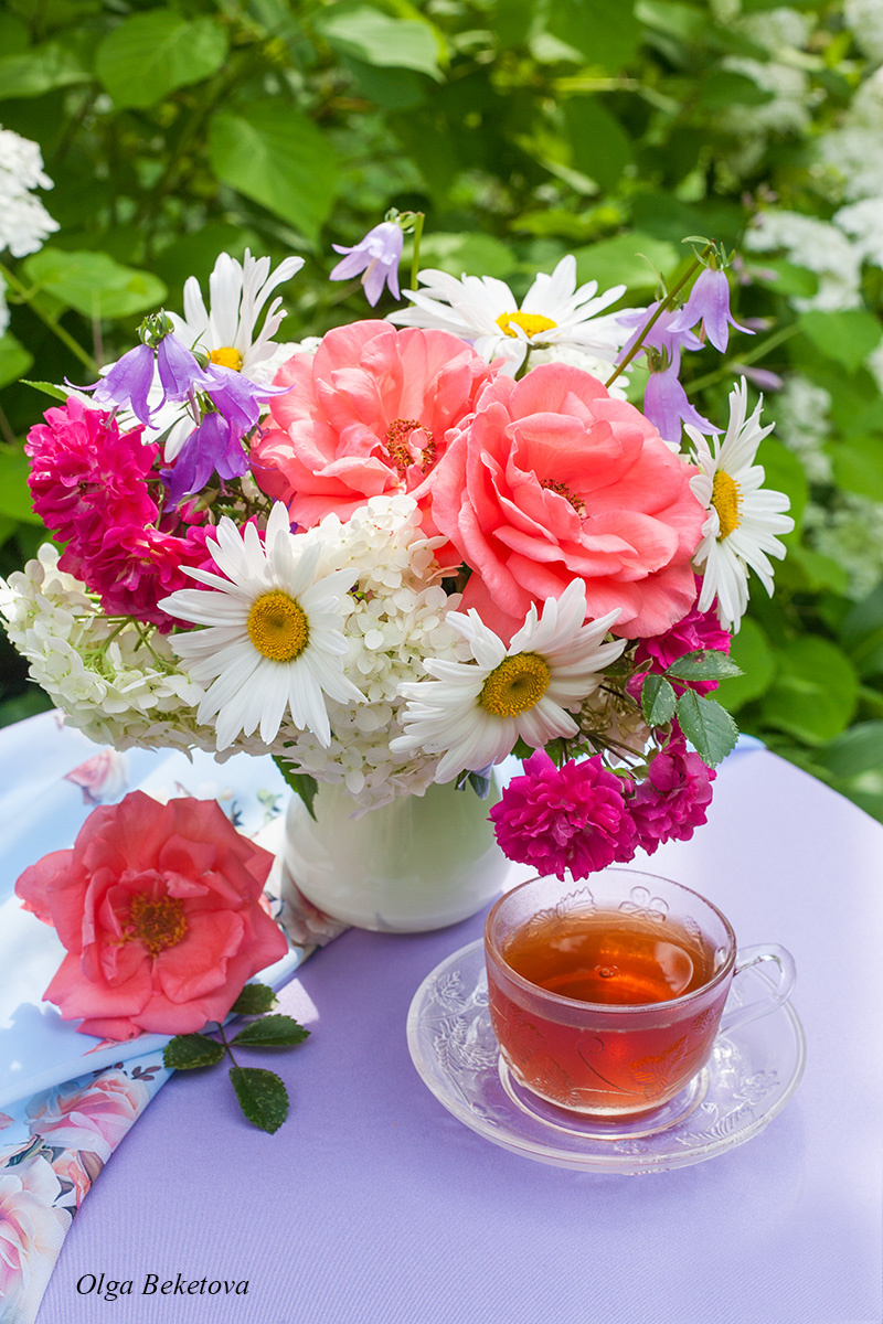 Розы, ромашки и чай букет розы ромашки чашка чая