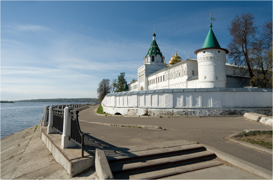 На берегу реки Костромы утро набережная монастырь