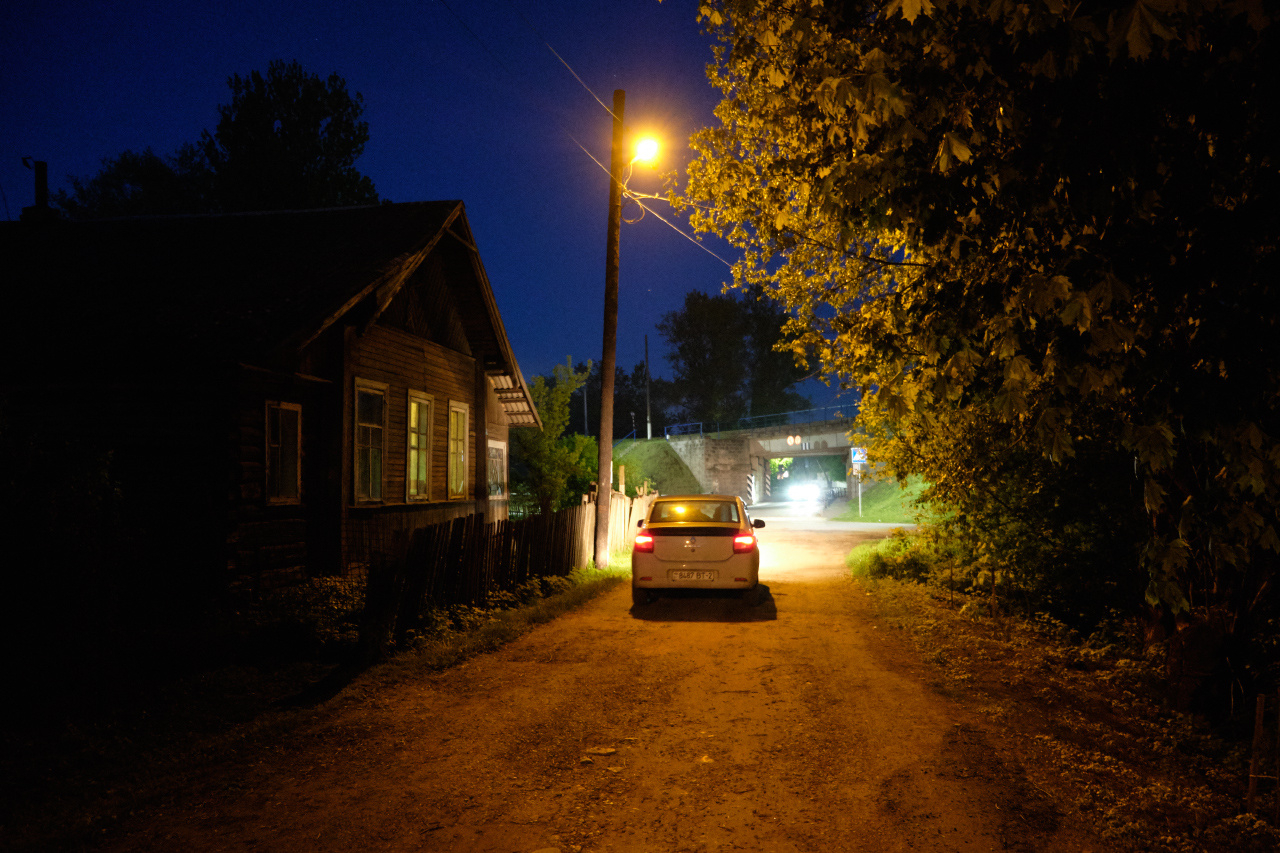 Вечер в пригороде 2 вечер улица дом автомобили фары деревья фонари виадук