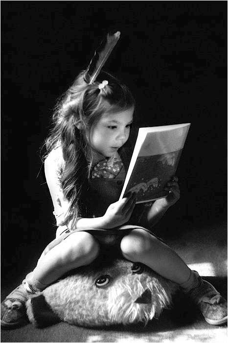 Увлекательное чтение девочка книга чтение увлечена сказка ребенок