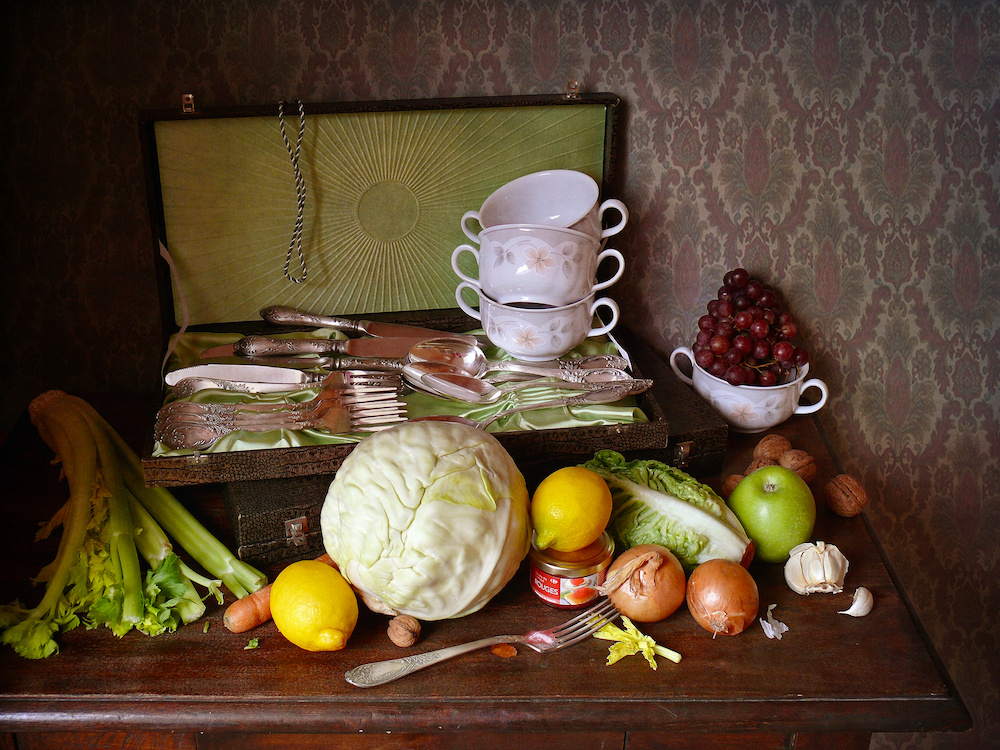 Будут гости натюрморт с капустой луком капуста лук сельдерей зеленое яблоко посуда столовые приборы лимоны суповые чашки
