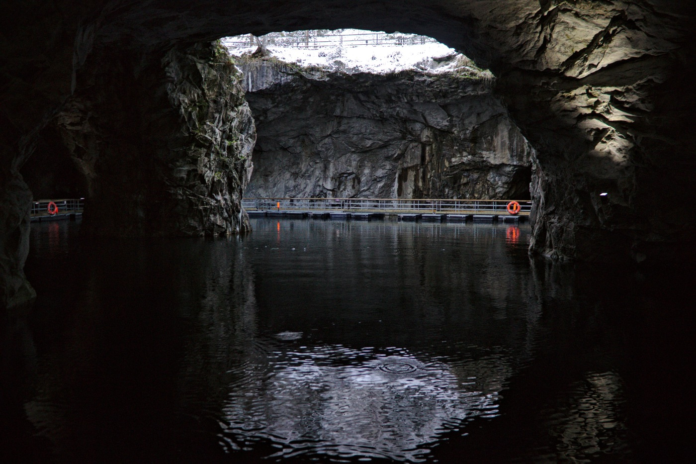 Подземное озеро карелия рускеала парк пещеры