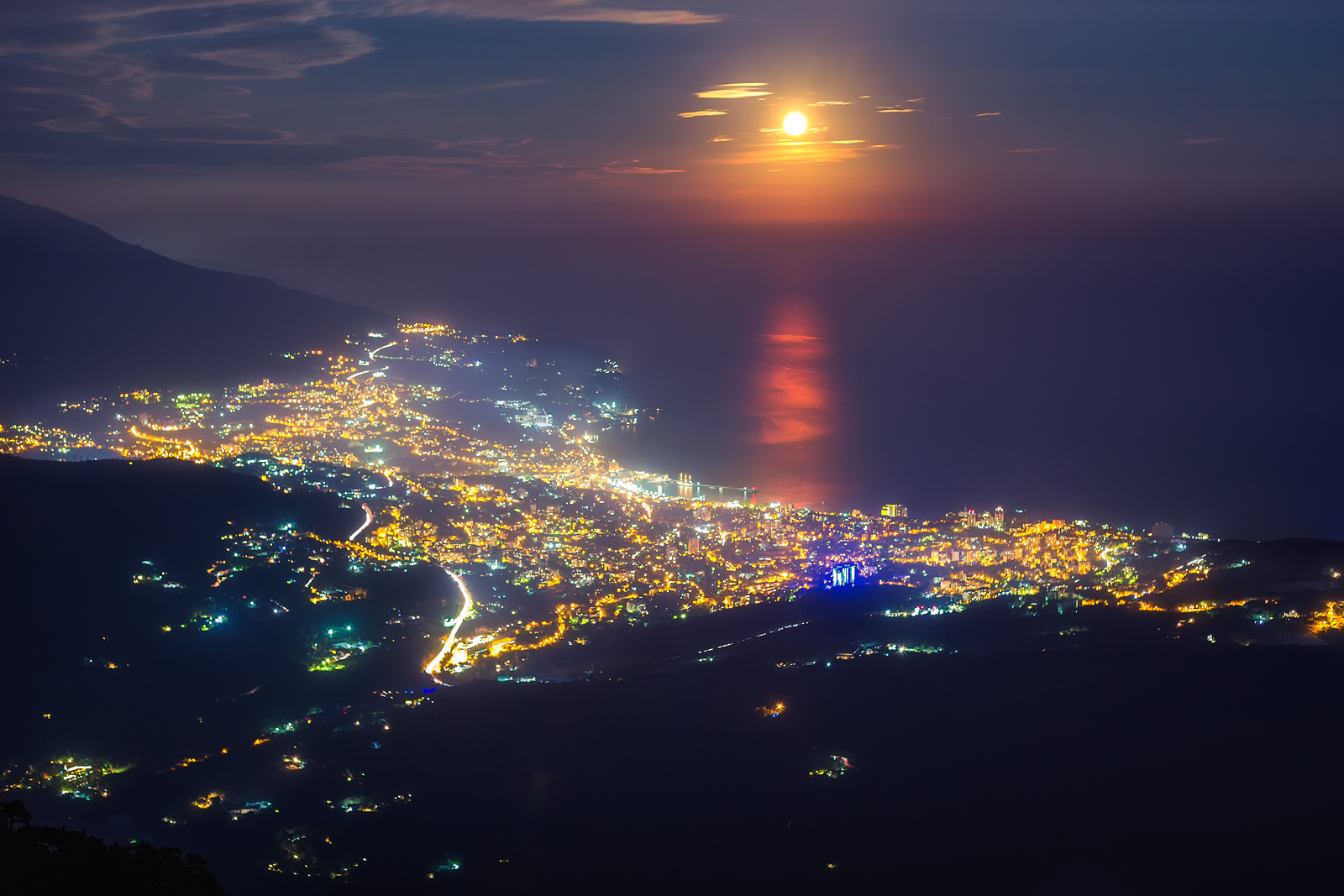 Восходящая красная луна над горизонтом. крым россия пейзаж природа ночь луна горы