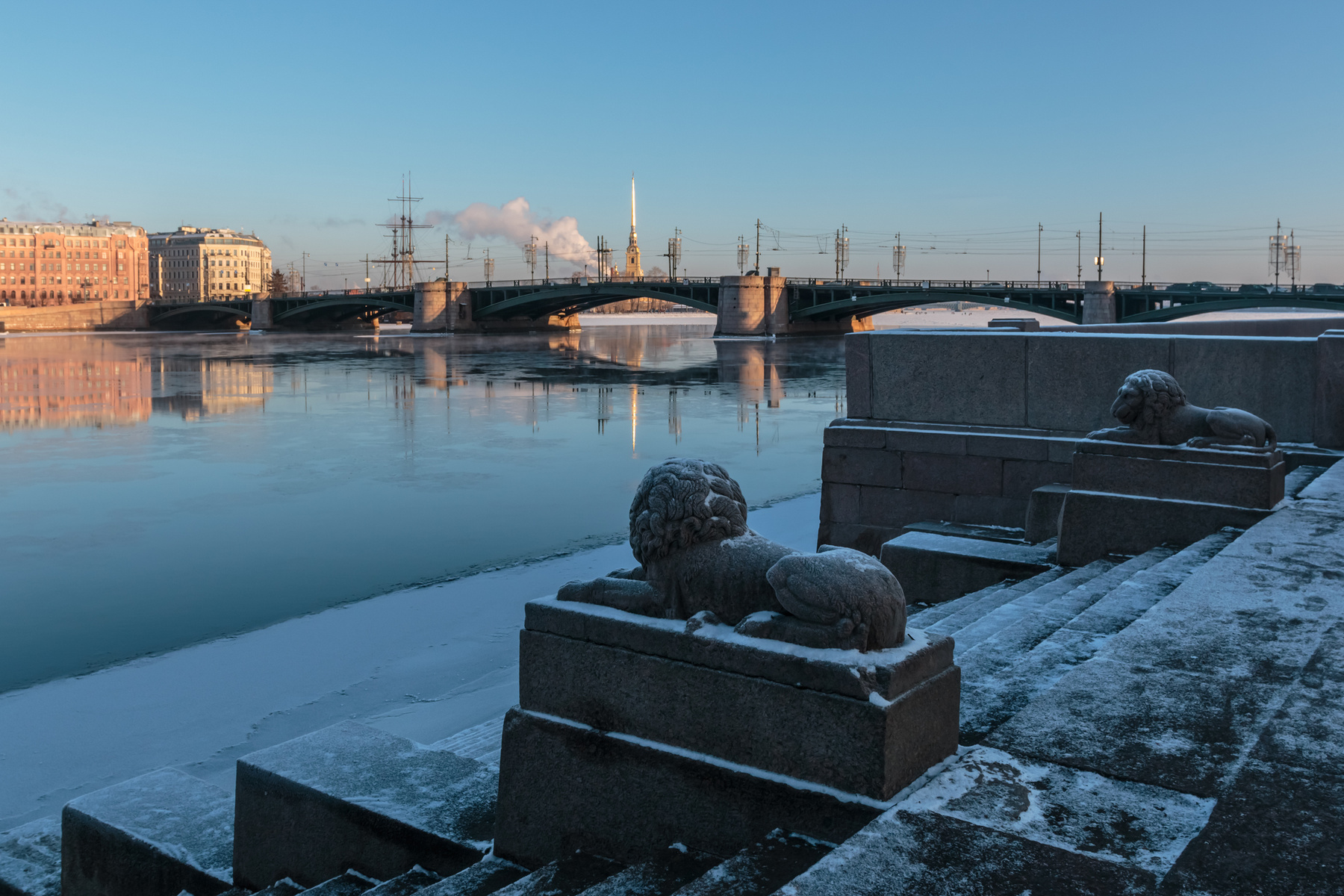 Рассматривая отражение шпиля Санкт-Петербург вечер лёд река отражение львы мост зима