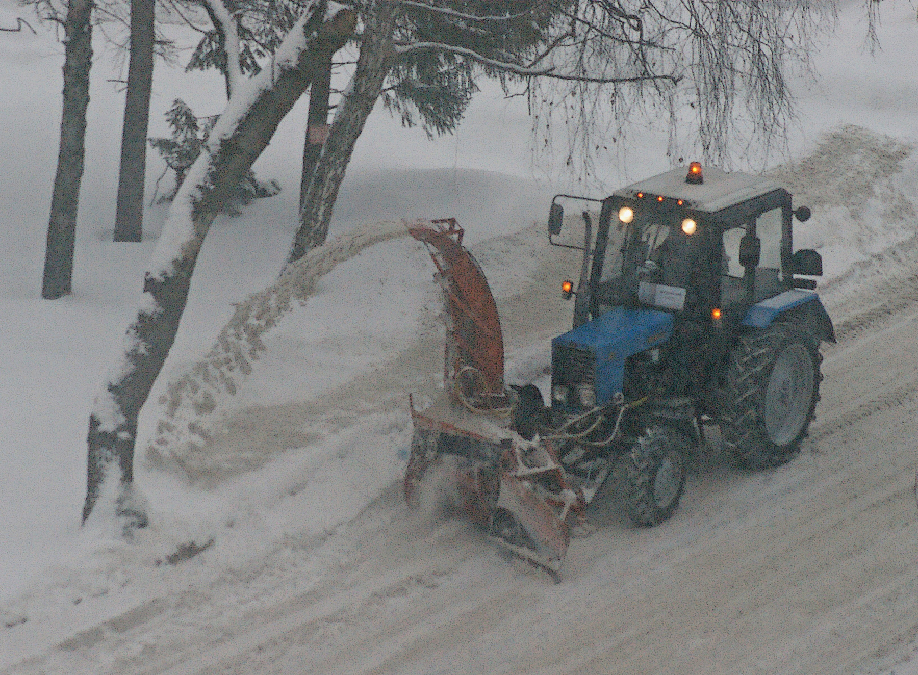 Падал снег *** зима снег трактор беларус снегоуборщик