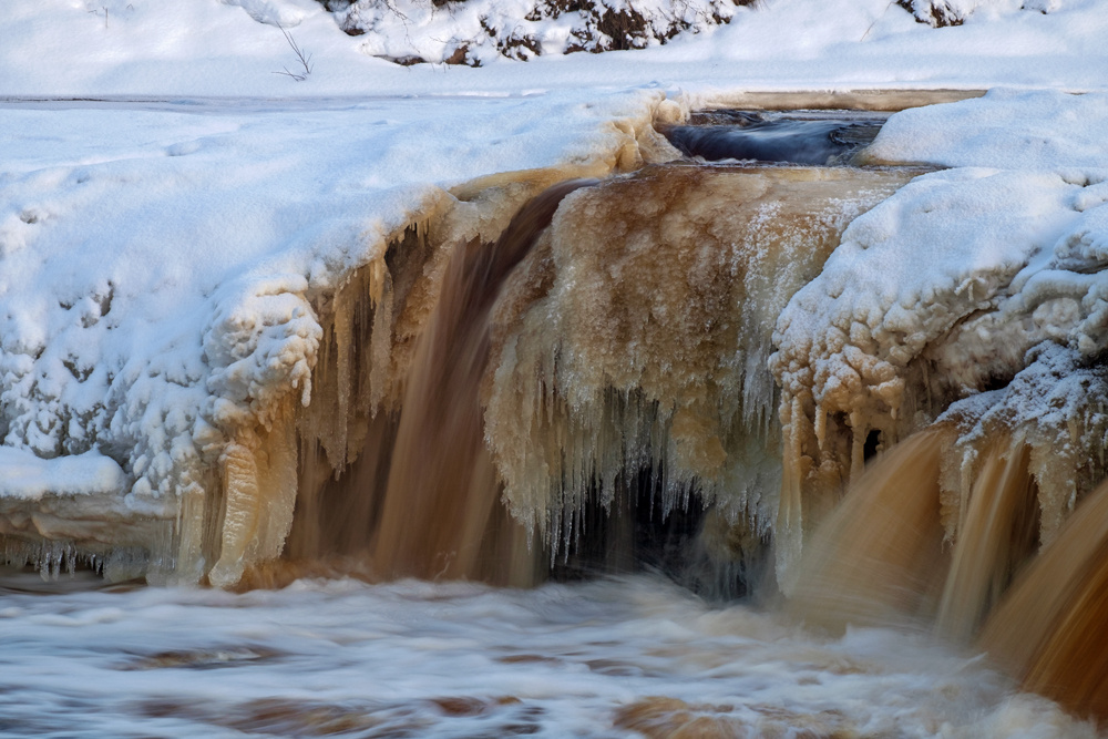 В ледяных оковах Тосненский водопад Ульяновка Ленинградская область зима