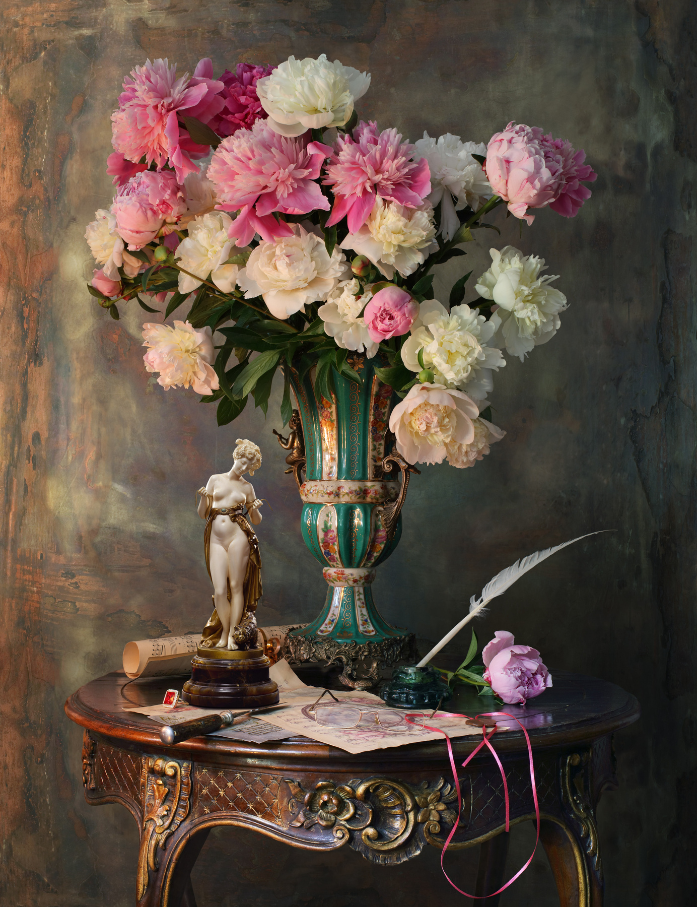 Натюрморт с пионами цветы девушка скульптура пионы