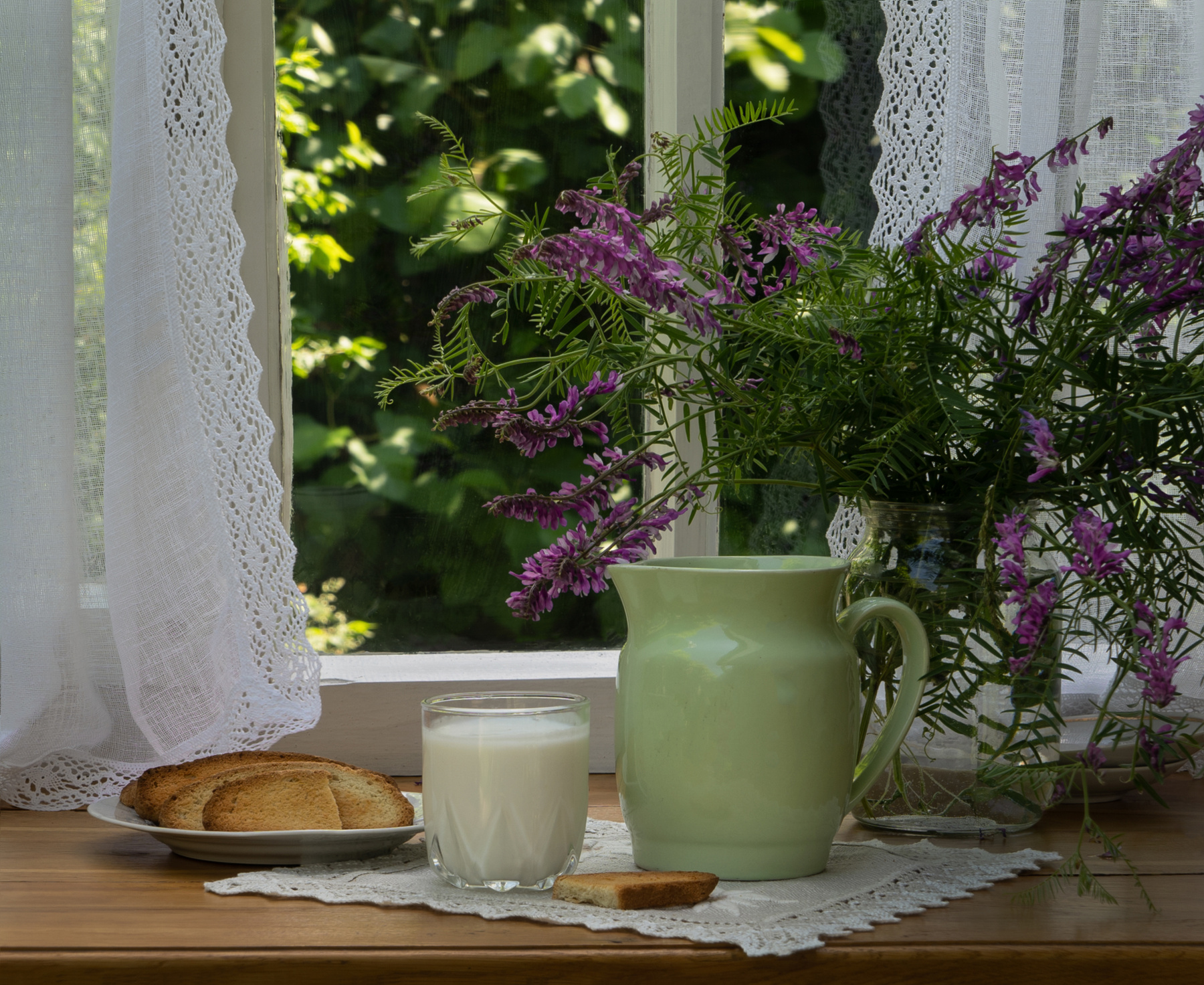 Летний завтрак. дачный натюрморт окно лето завтрак букет молочник сухари стакан молока