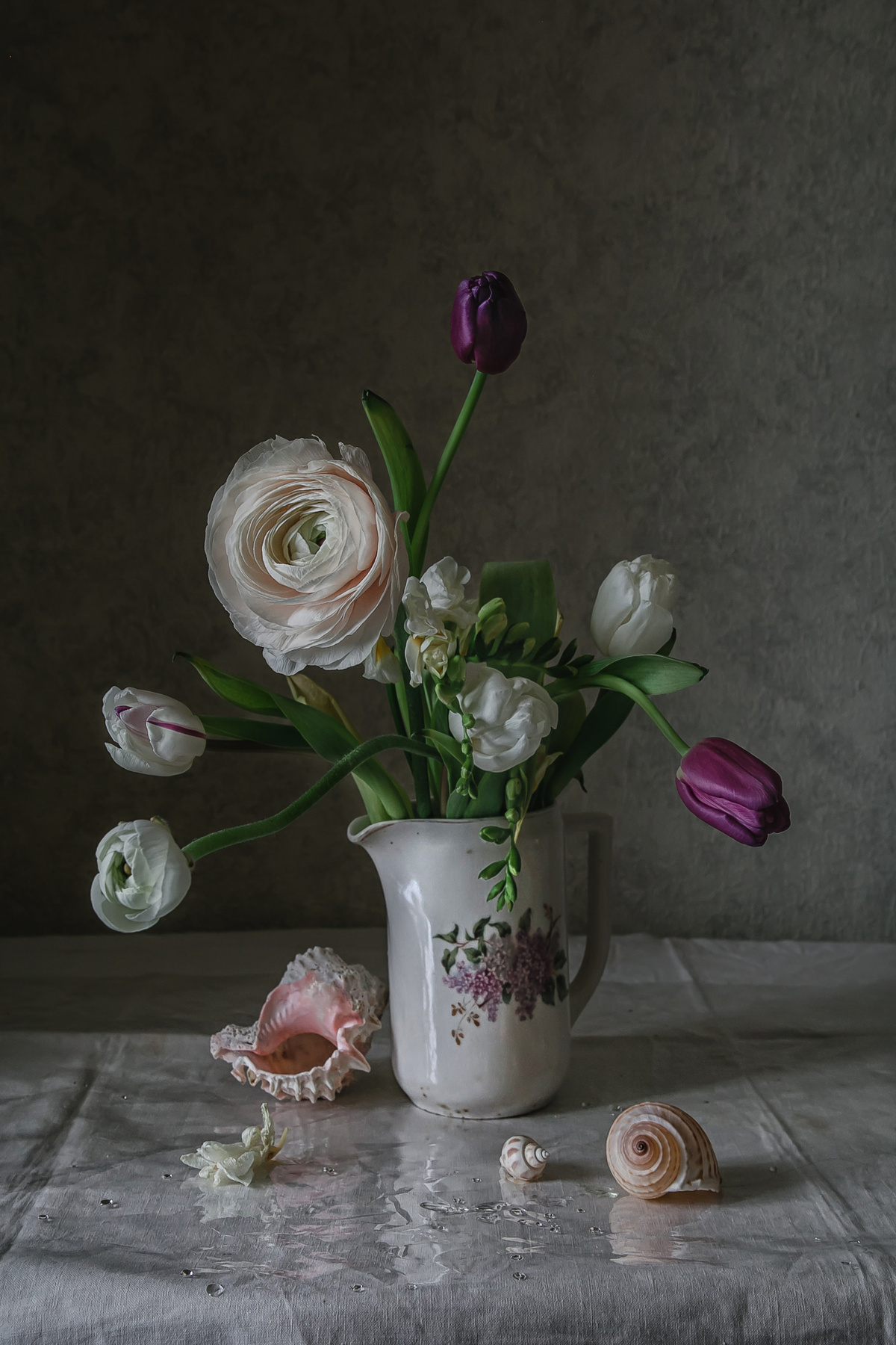Тюльпаны, лютик и ракушки натюрморт фарфор цветы тюльпаны ракушки
