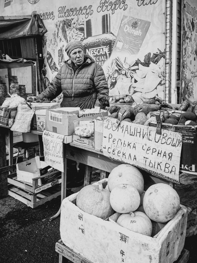 Из серии «Базарный день» Россия 2021 рынок базар покупки торговля стрит фото улица наблюдения жизнь продавец женщина покупка овощи тыква