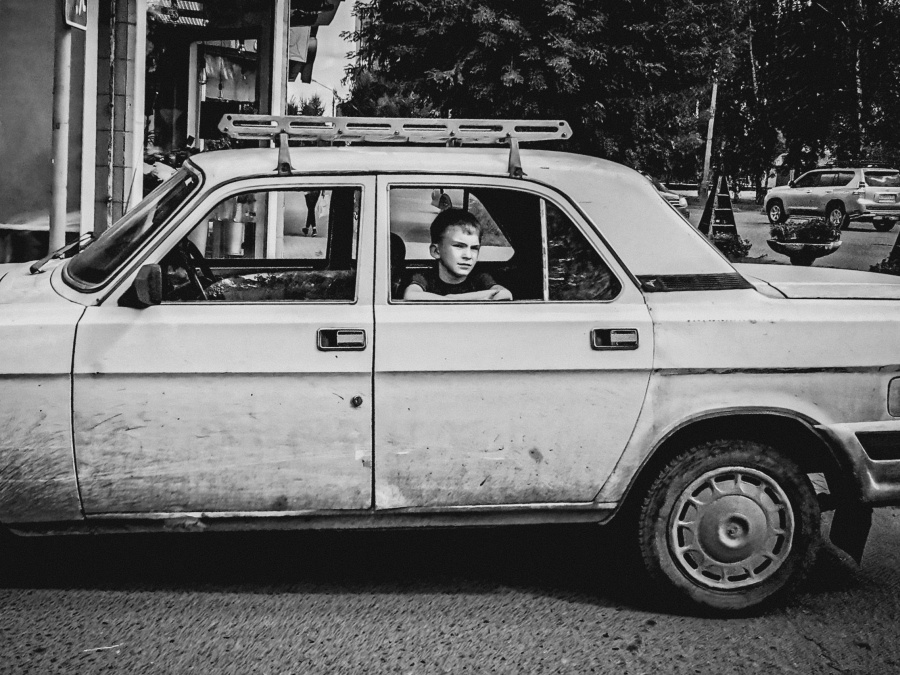 Из серии «Уличная экзистенция» стрит фото улица люди фотограф наблюдения экзистенция Россия город жизнь автомобиль старый машина мальчик история