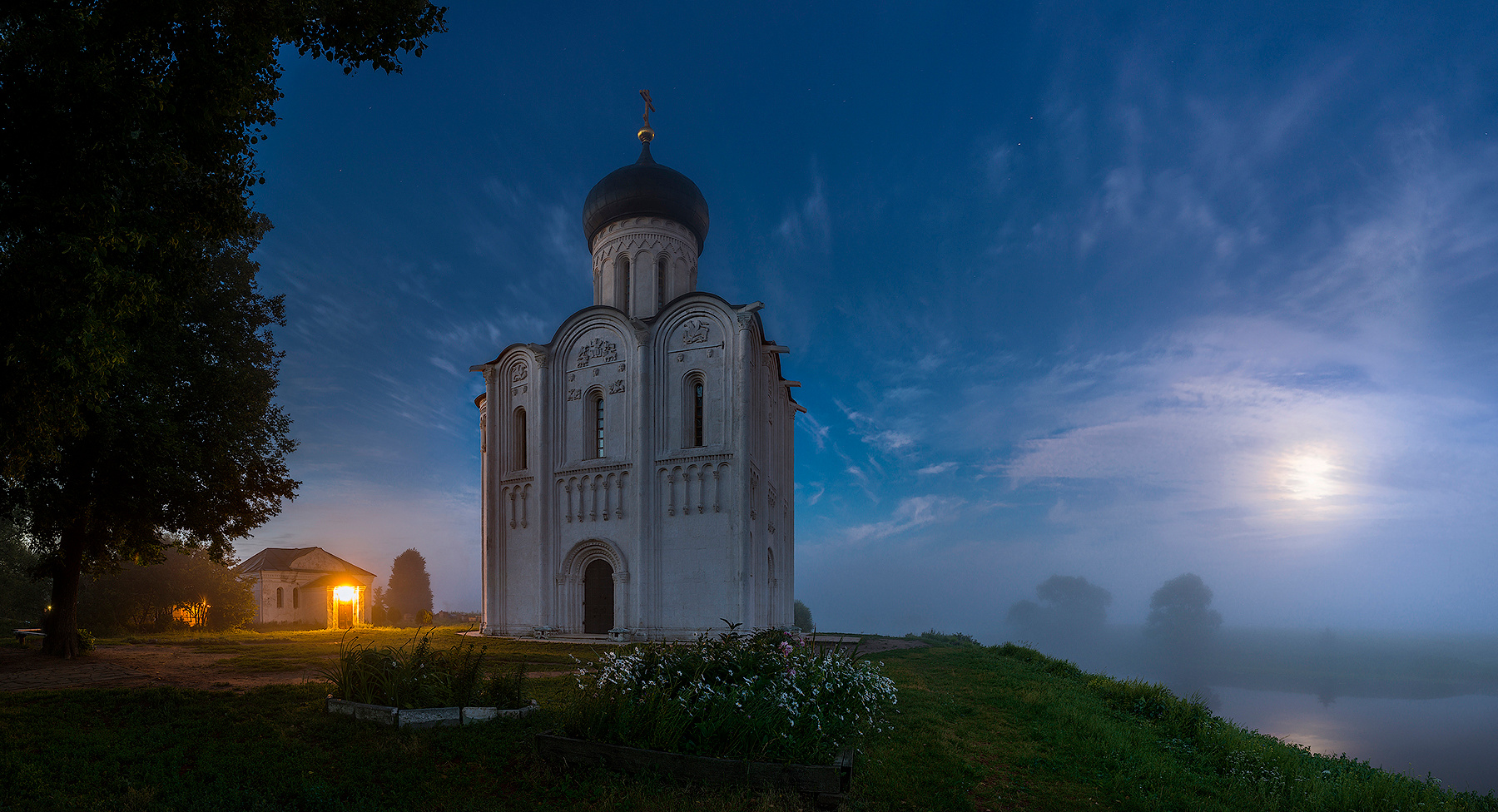 Вода светлый храм