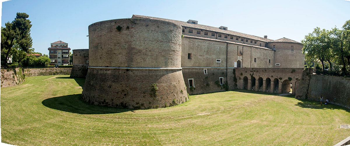 Крепость в г.Пейзаро. вид город