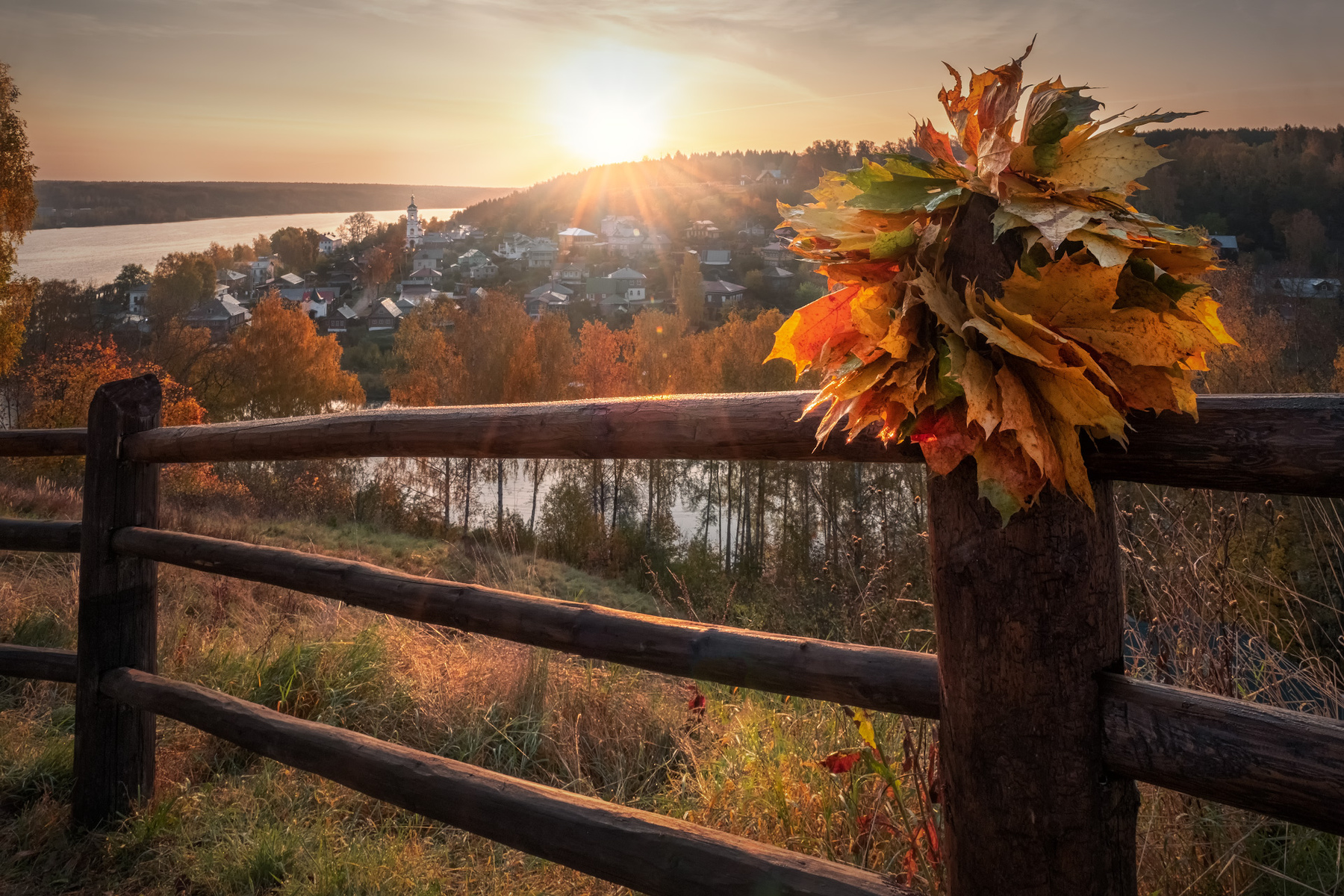 Венок осенних листьев плес венок кленовый золото осень ограда город рассвет утро