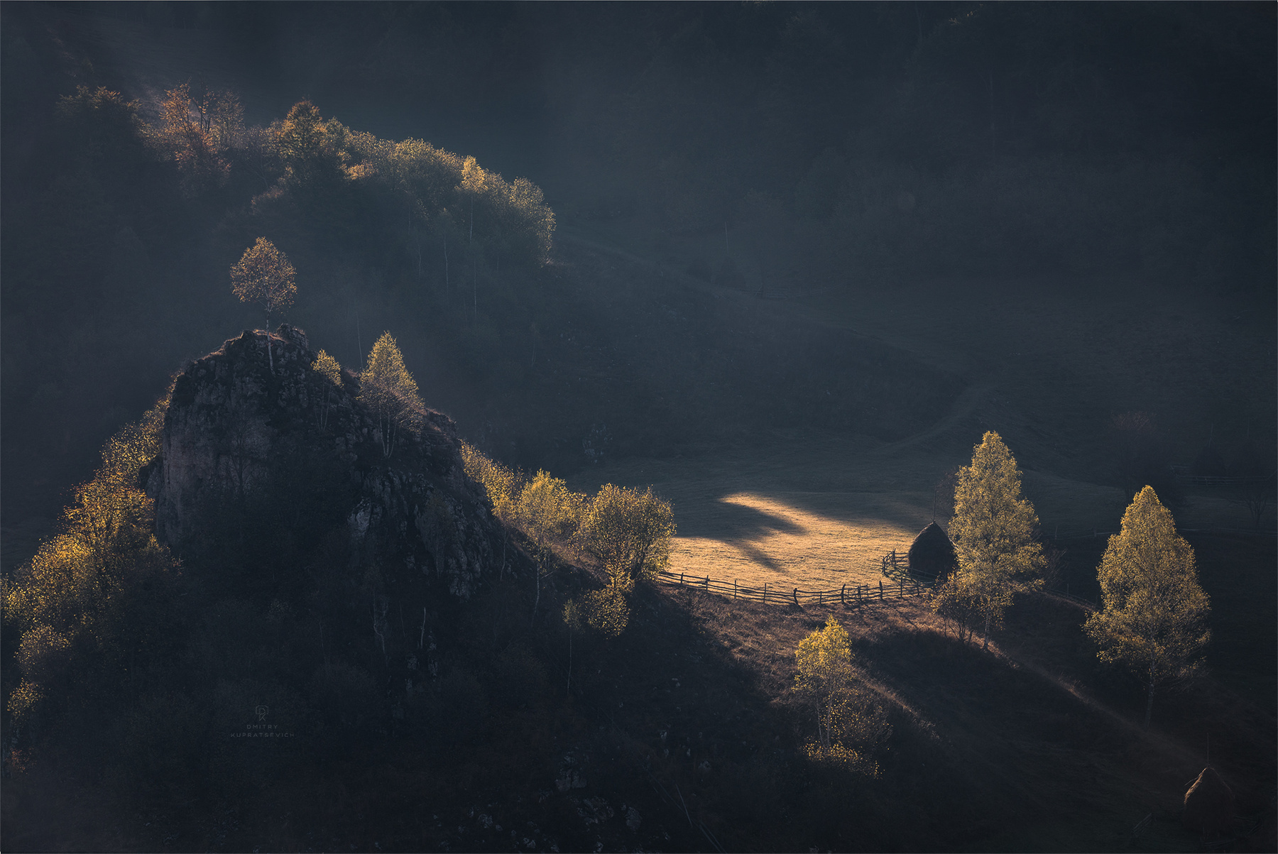 В лучах осени румыния утро рассвет стоги карпаты горы облака туман