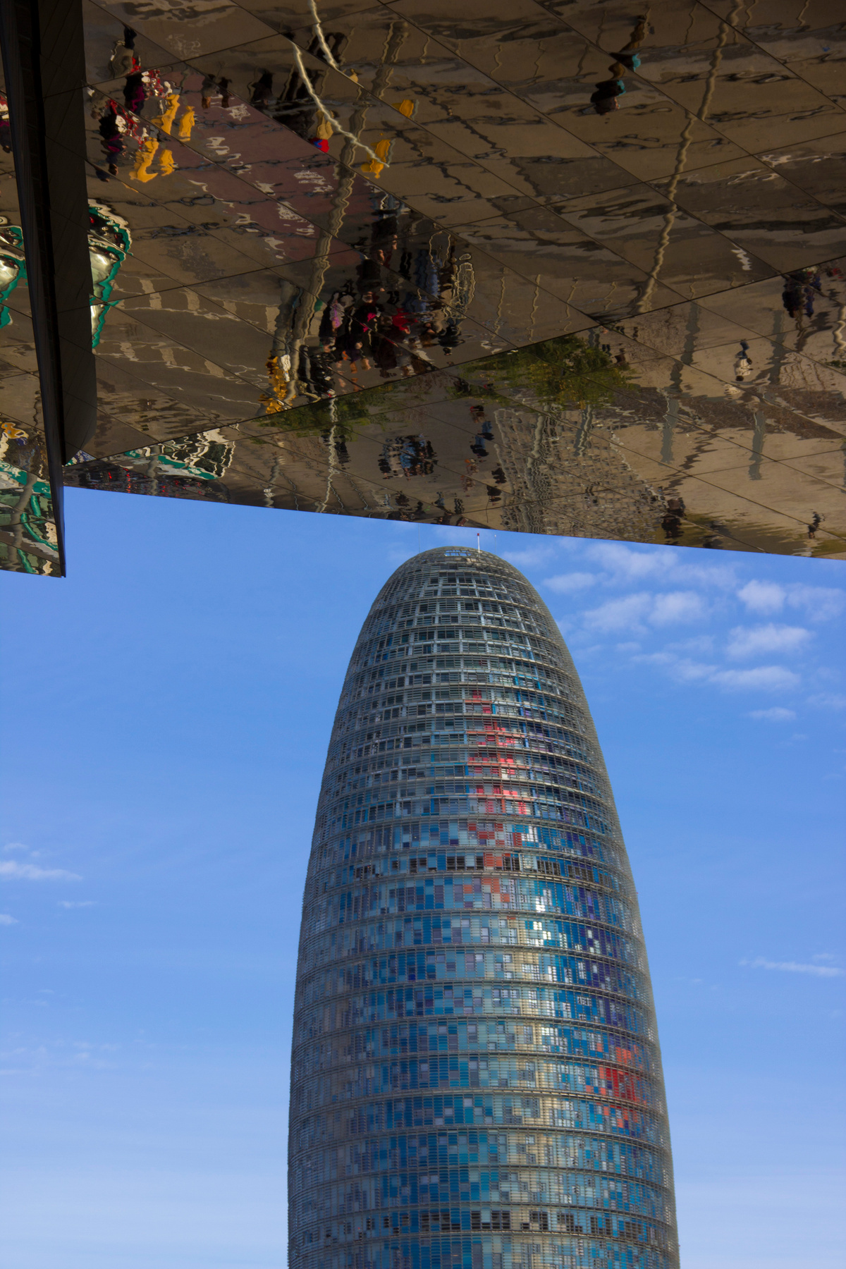 Здание водоканала 34 этажа на фоне крыши барахолки Здание водоканала 34 этажа на фоне крыши барахолки Барселона