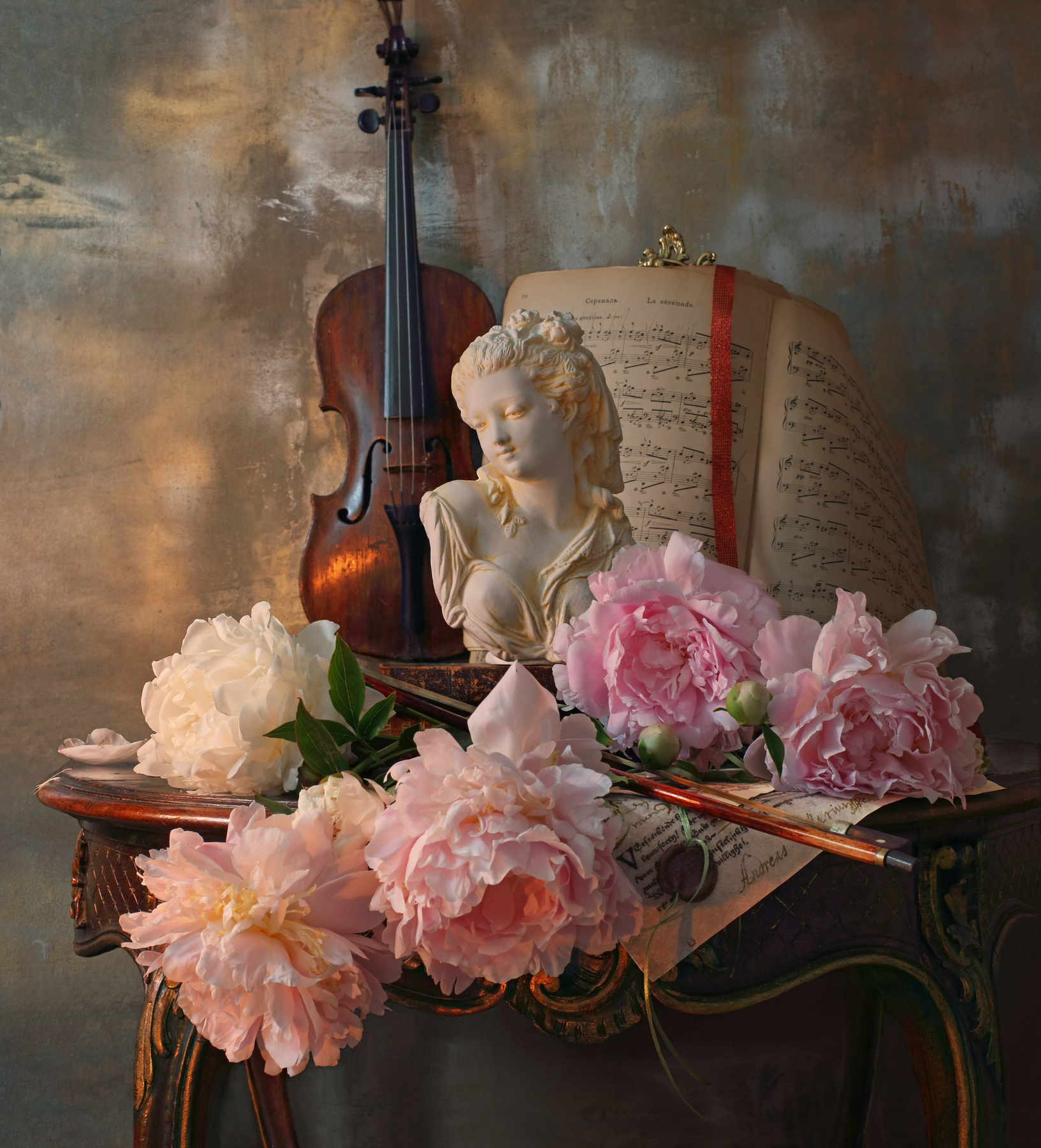 Натюрморт со скрипкой и пионами цветы девушка скульптура пионы скрипка музыка