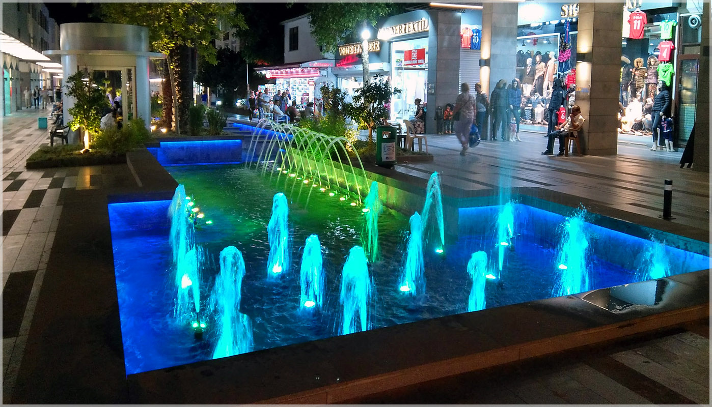 Ночная жизнь Кемера (у фонтана на ул. Лиман) Турция Кемер Лиман фонтан ночь магазины отели октябрь