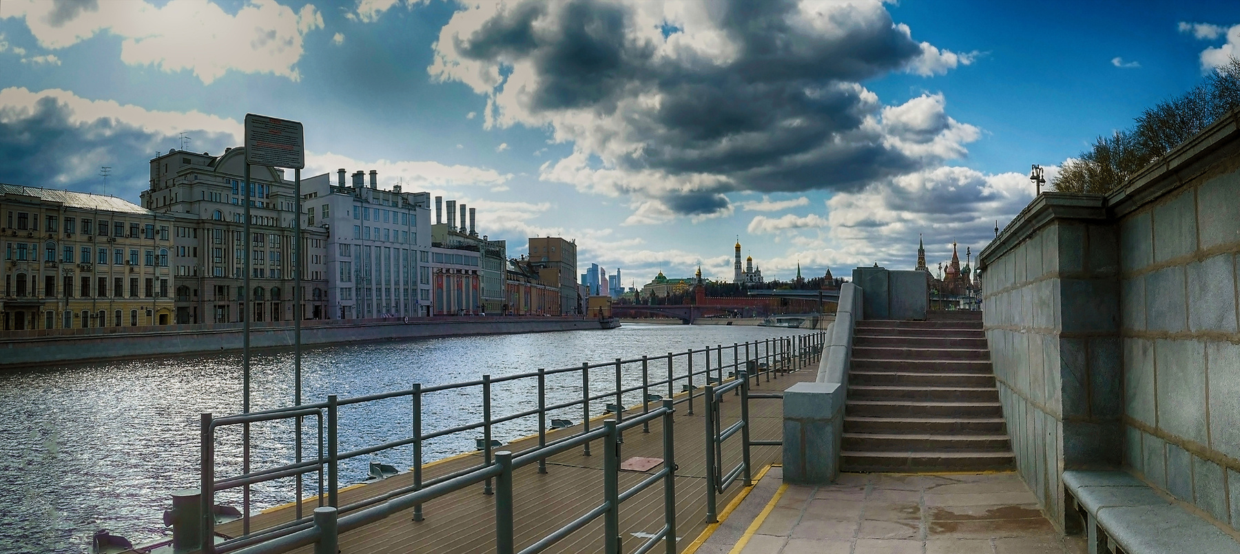 Москворецкая набережная набережная река ступени Кремль облака весна