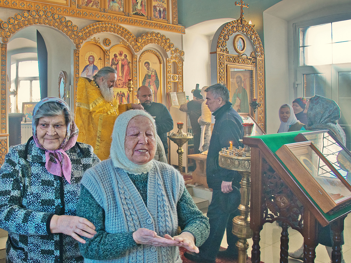 Живительная сила благодати. православие литургия целование креста