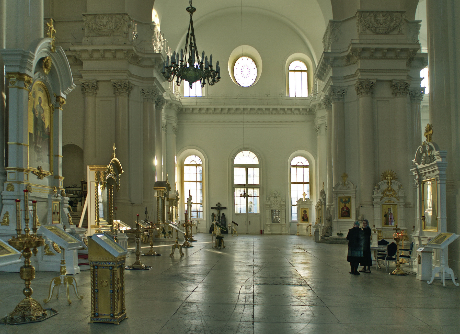 Церковный зал Смольного собора Петербург