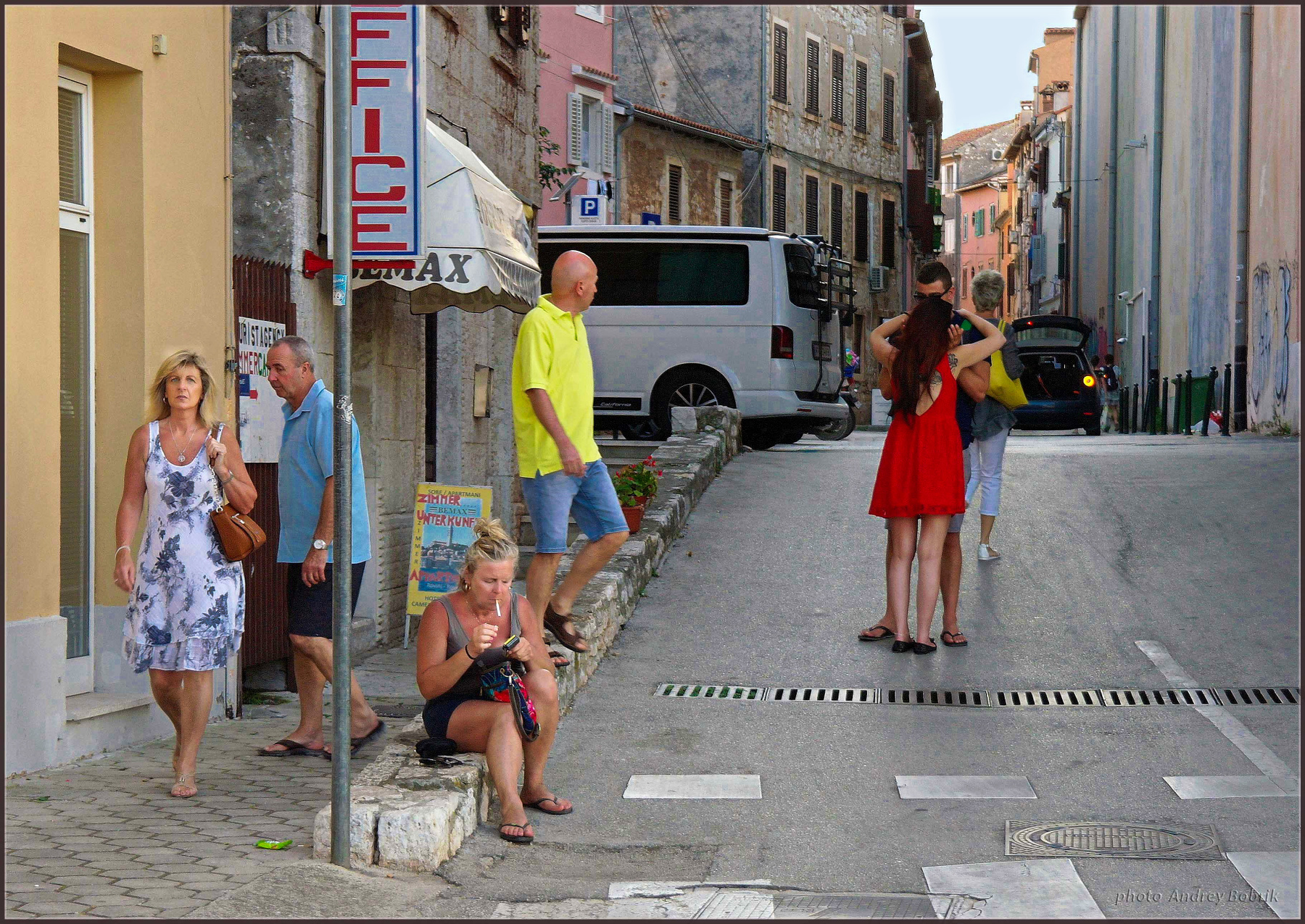 Уличная зарисовка Хорватия Ровинь застройка дома улица люди парочка